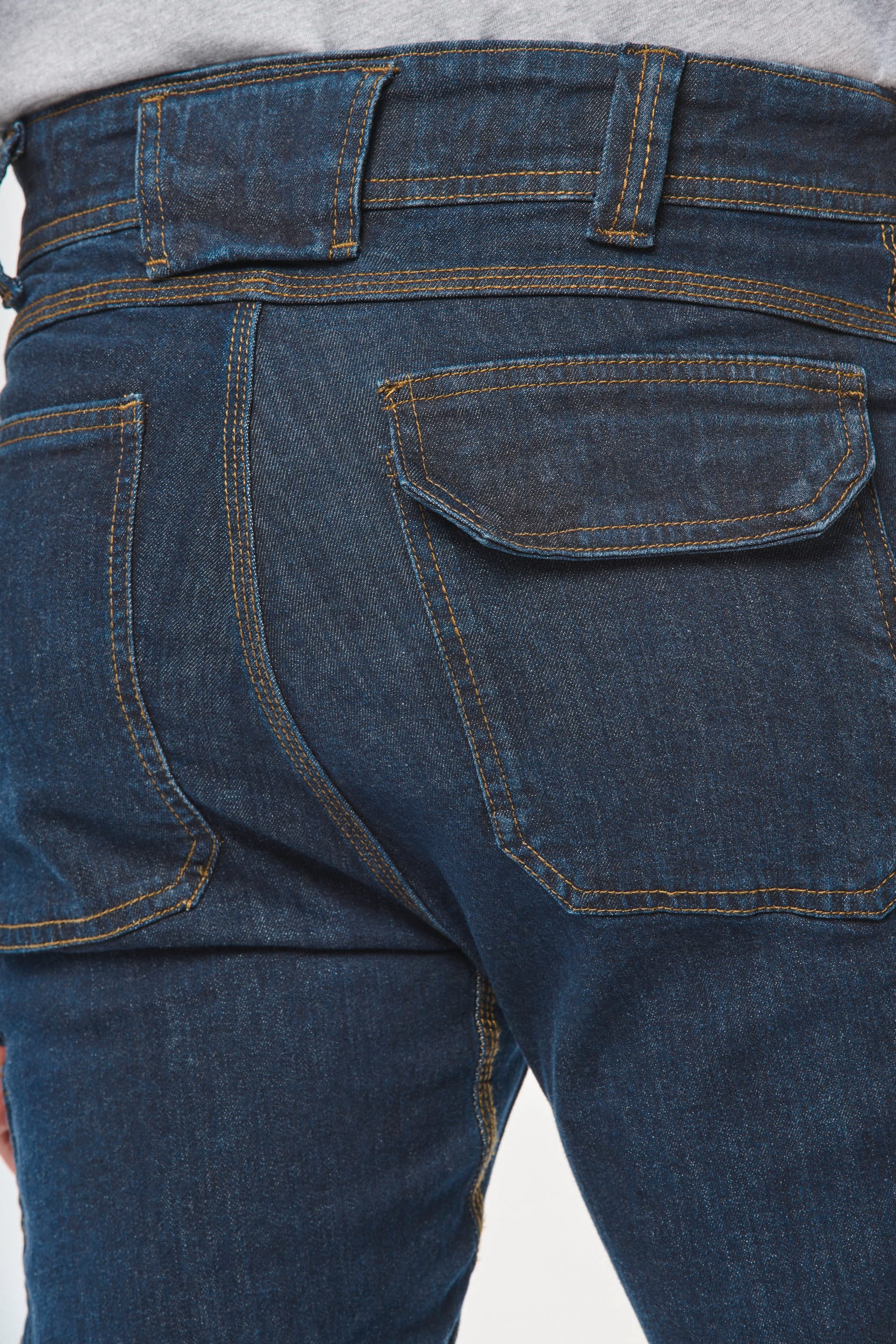 Denim-Herrenhose mit mehreren Taschen Denim-Herrenhose mit mehreren Taschen