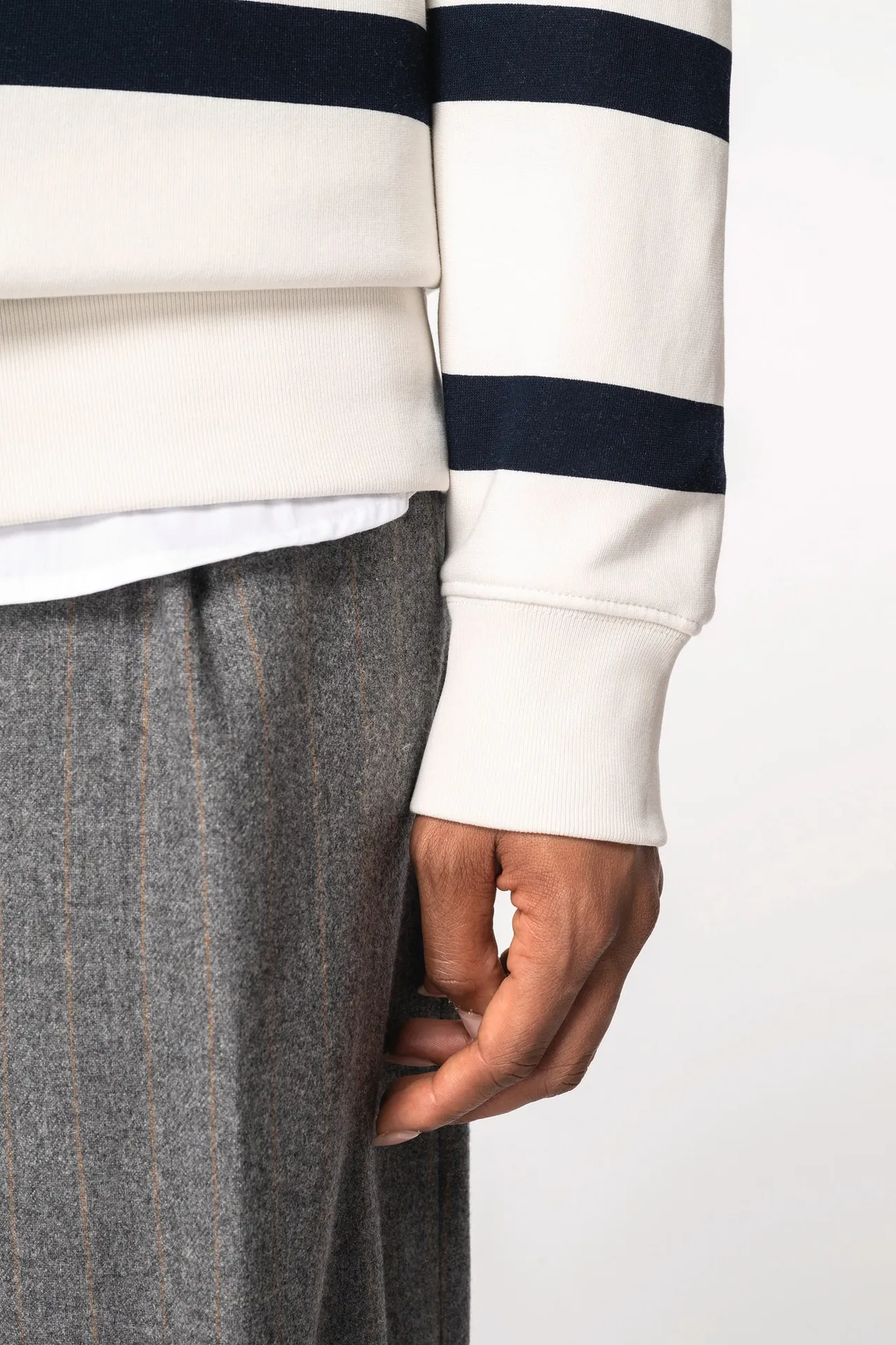 Umweltfreundliches Unisex-Sweatshirt mit gestreiftem Rundhalsausschnitt und überschnittenen Schultern