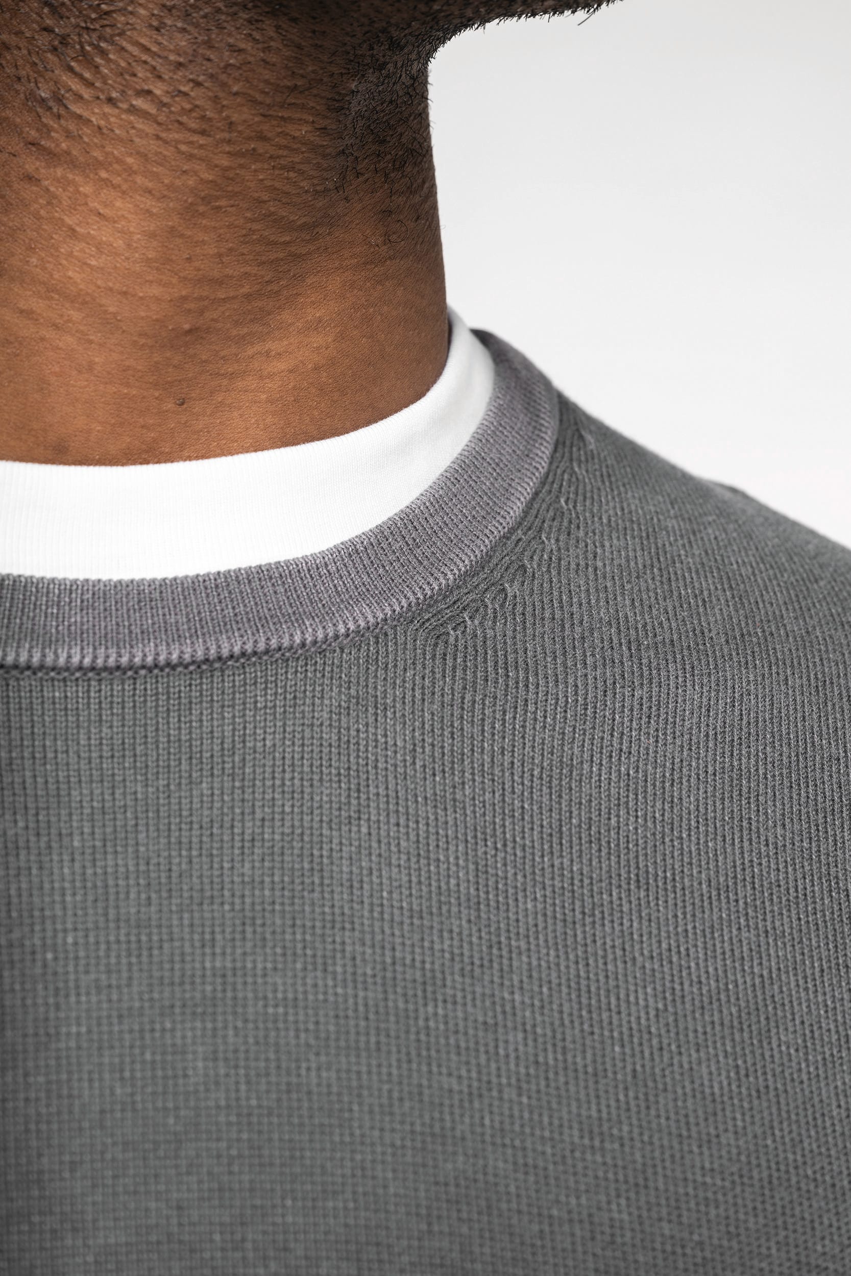 Umweltfreundlicher ausgewaschener Herrenpullover mit Rundhalsausschnitt