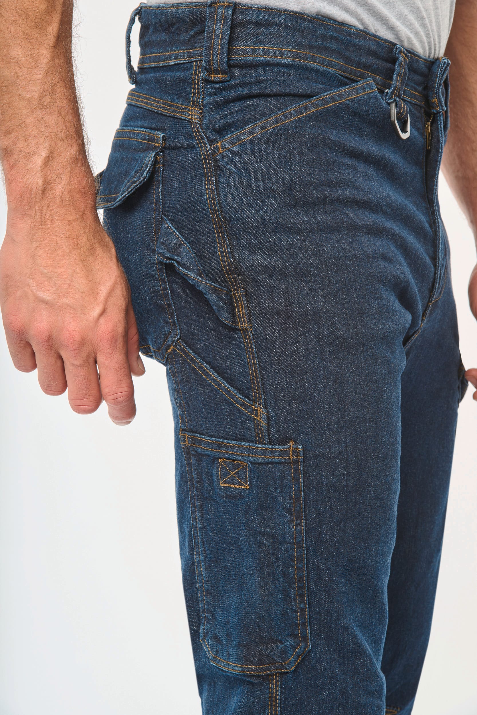 Denim-Herrenhose mit mehreren Taschen Denim-Herrenhose mit mehreren Taschen