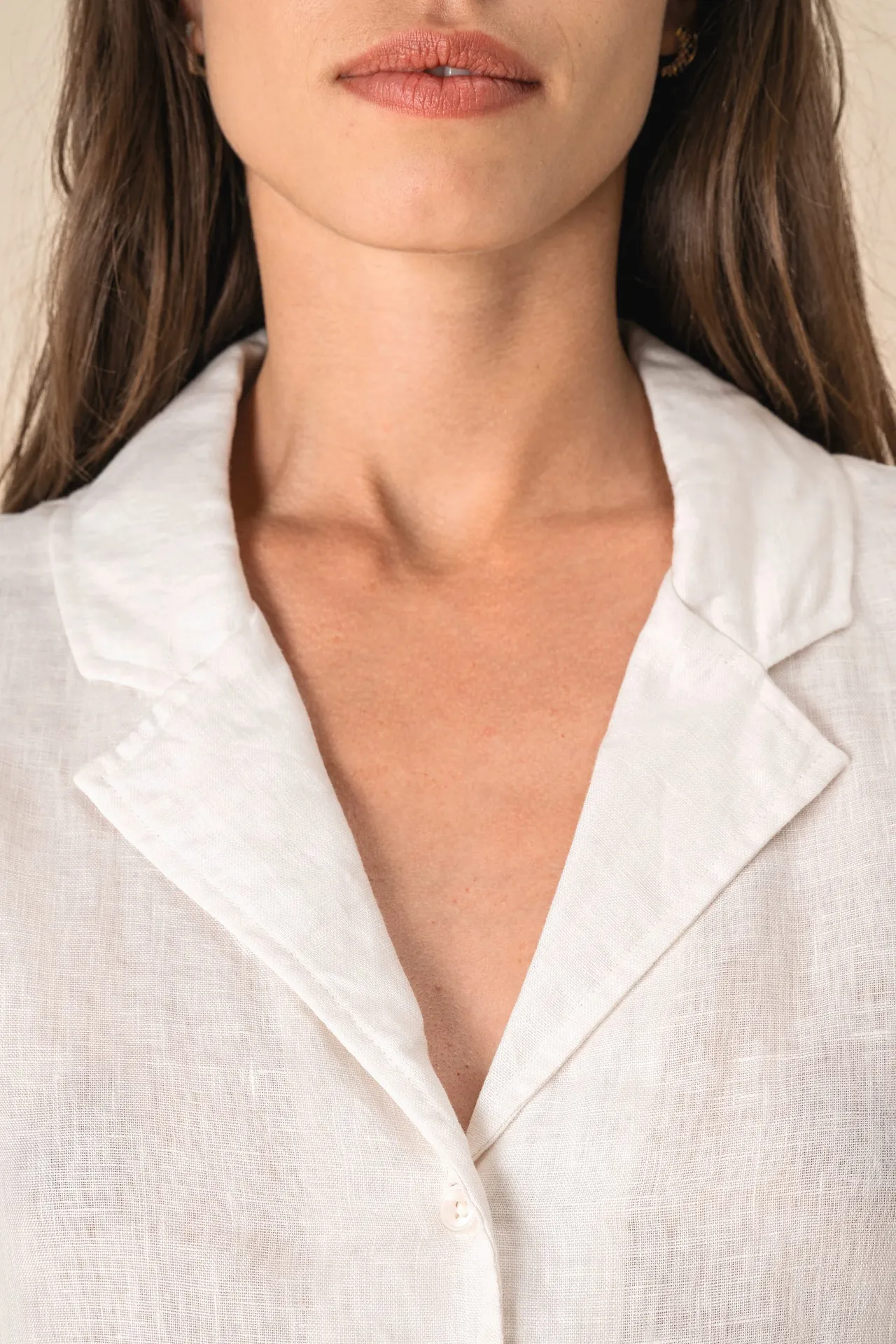 Damenhemd aus Leinen mit kurzen Ärmeln und Bowling-Kragen