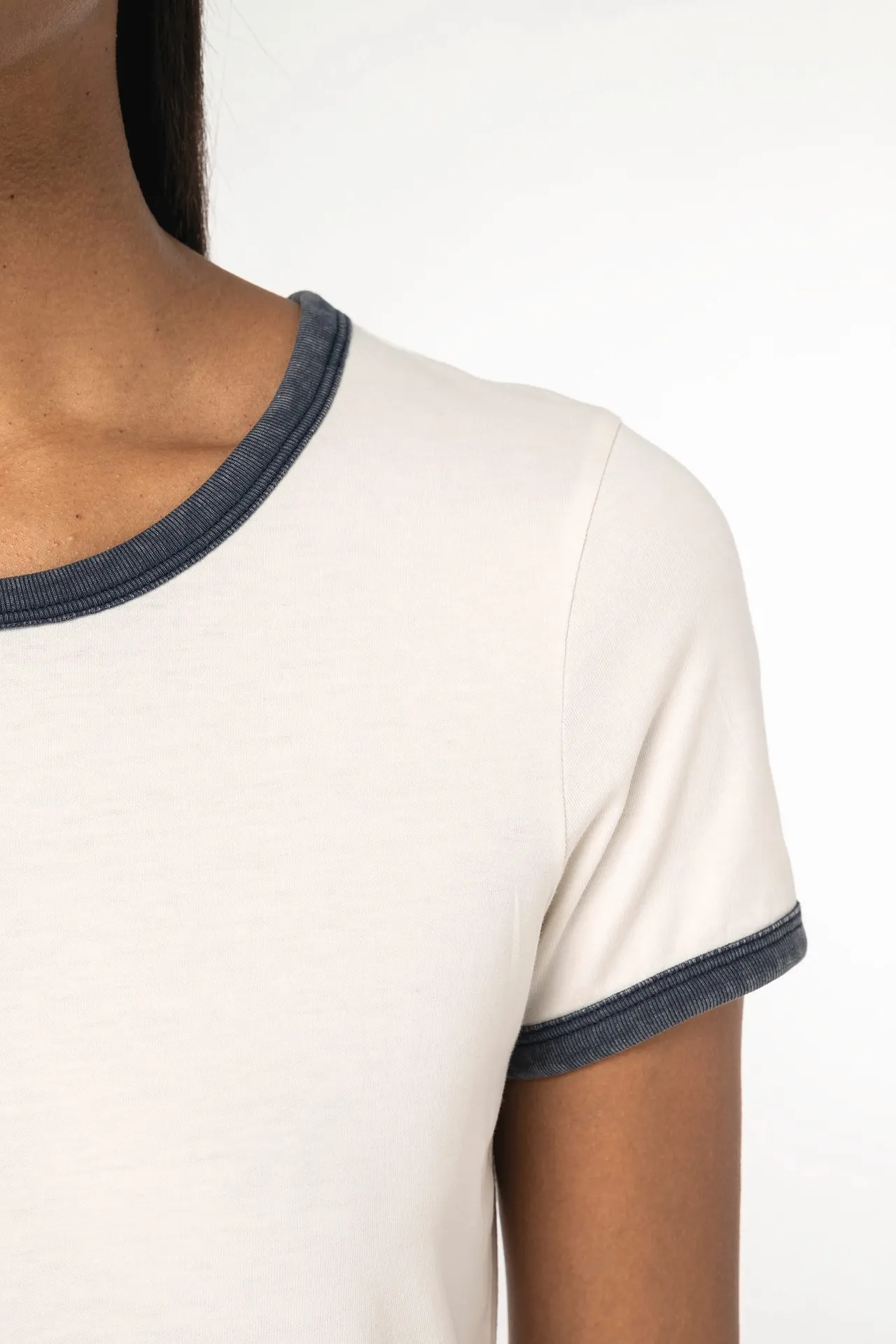 Umweltfreundliches Ringer-T-Shirt mit kontrastierenden Kanten, verwaschener Effekt, Damen