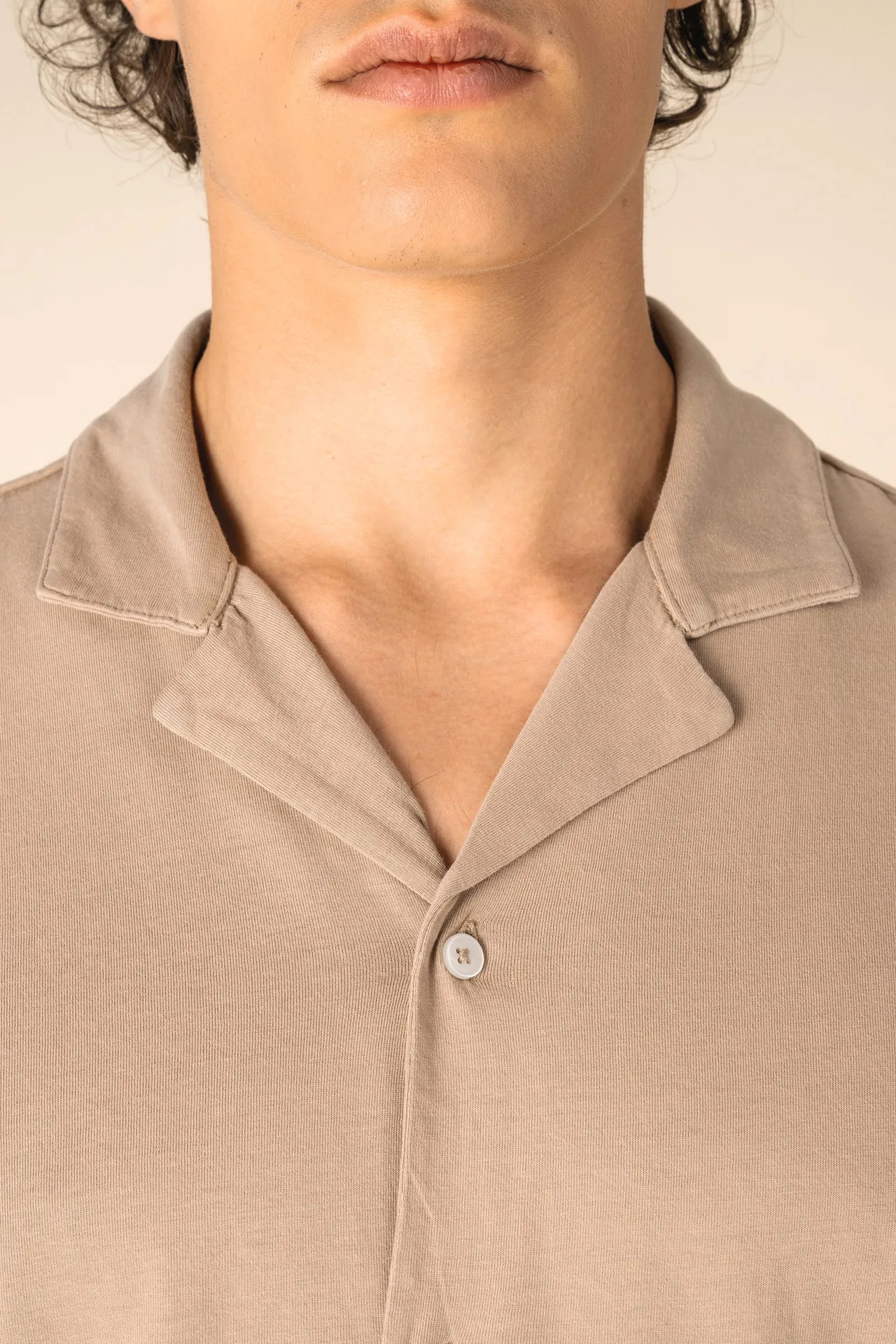 Umweltfreundliches ausgewaschenes Jersey-Herrenhemd mit kurzen Ärmeln und Bowling-Kragen