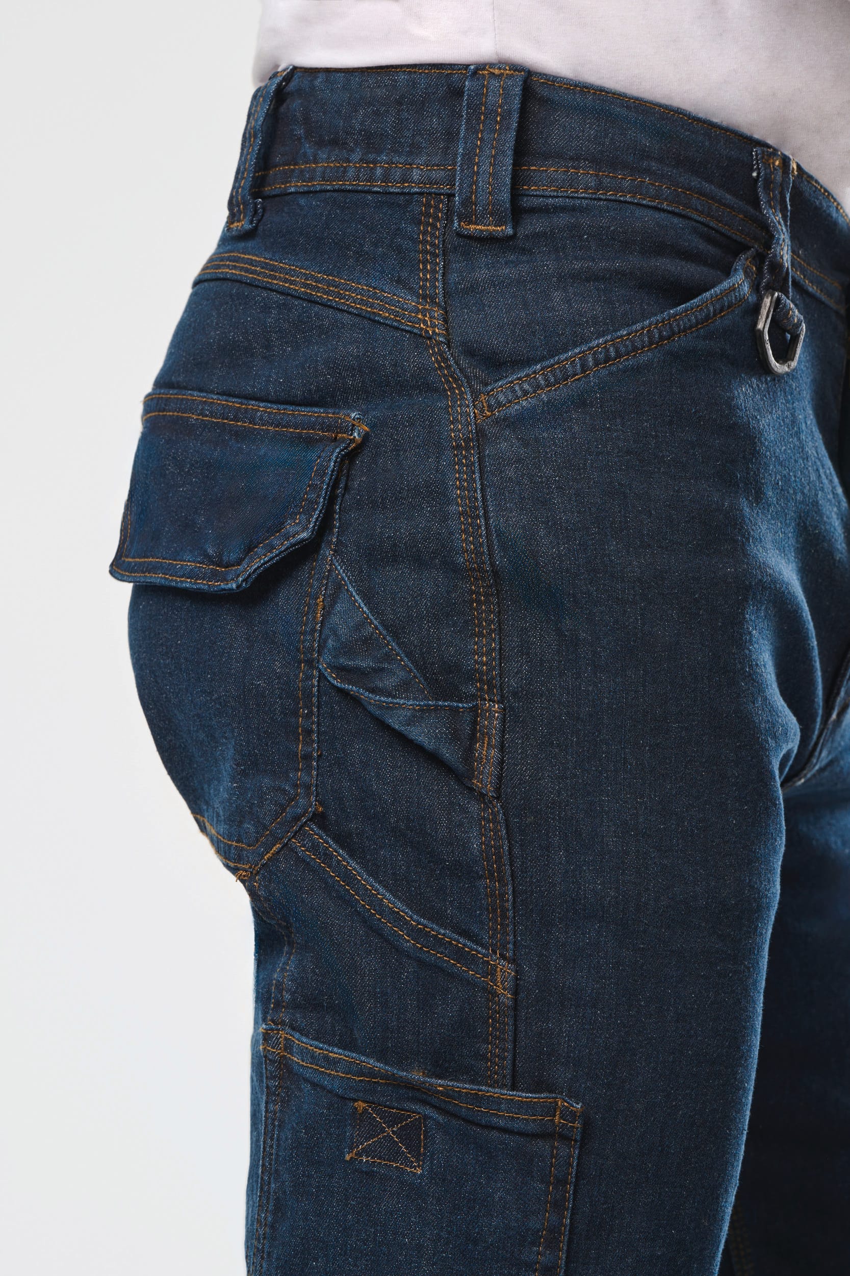 Denim-Herrenhose mit mehreren Taschen Denim-Herrenhose mit mehreren Taschen