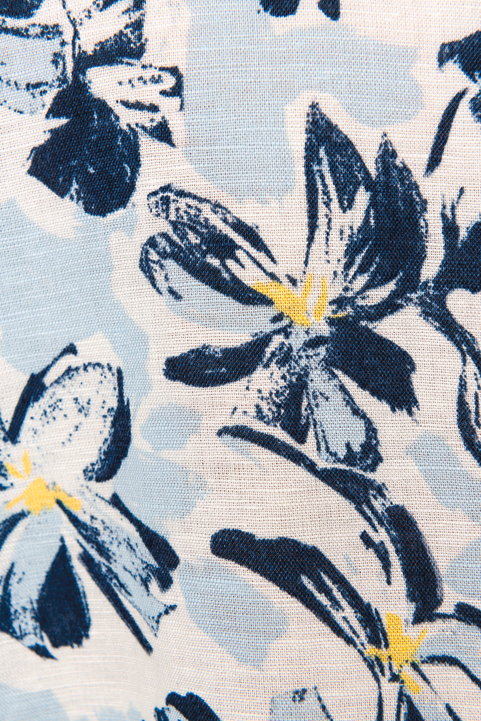 Umweltfreundliches Herrenhemd mit Pflanzenmotiven