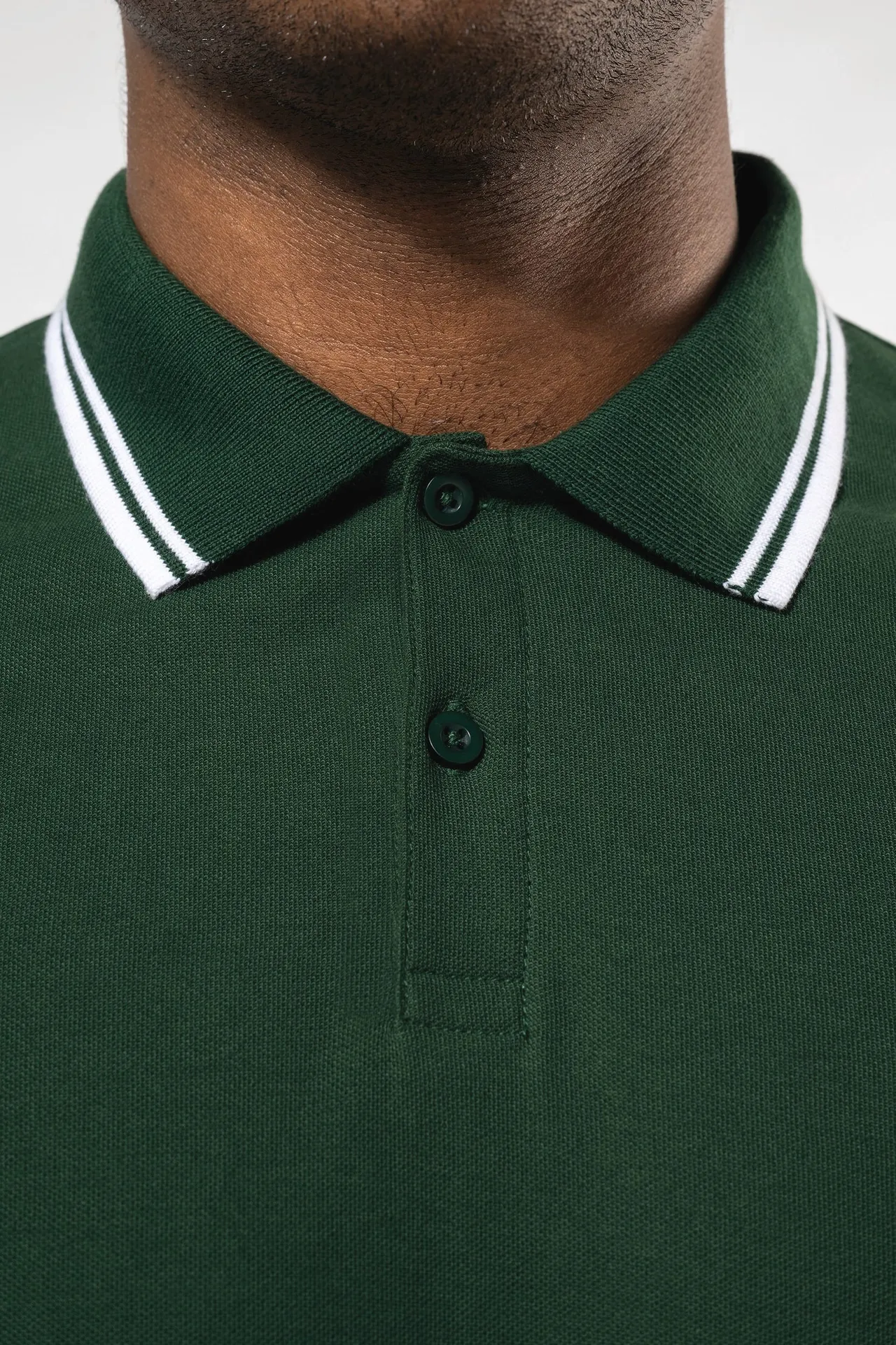 Herren Poloshirt mit kurzen Ärmeln und kontrastfarbenen Paspeln