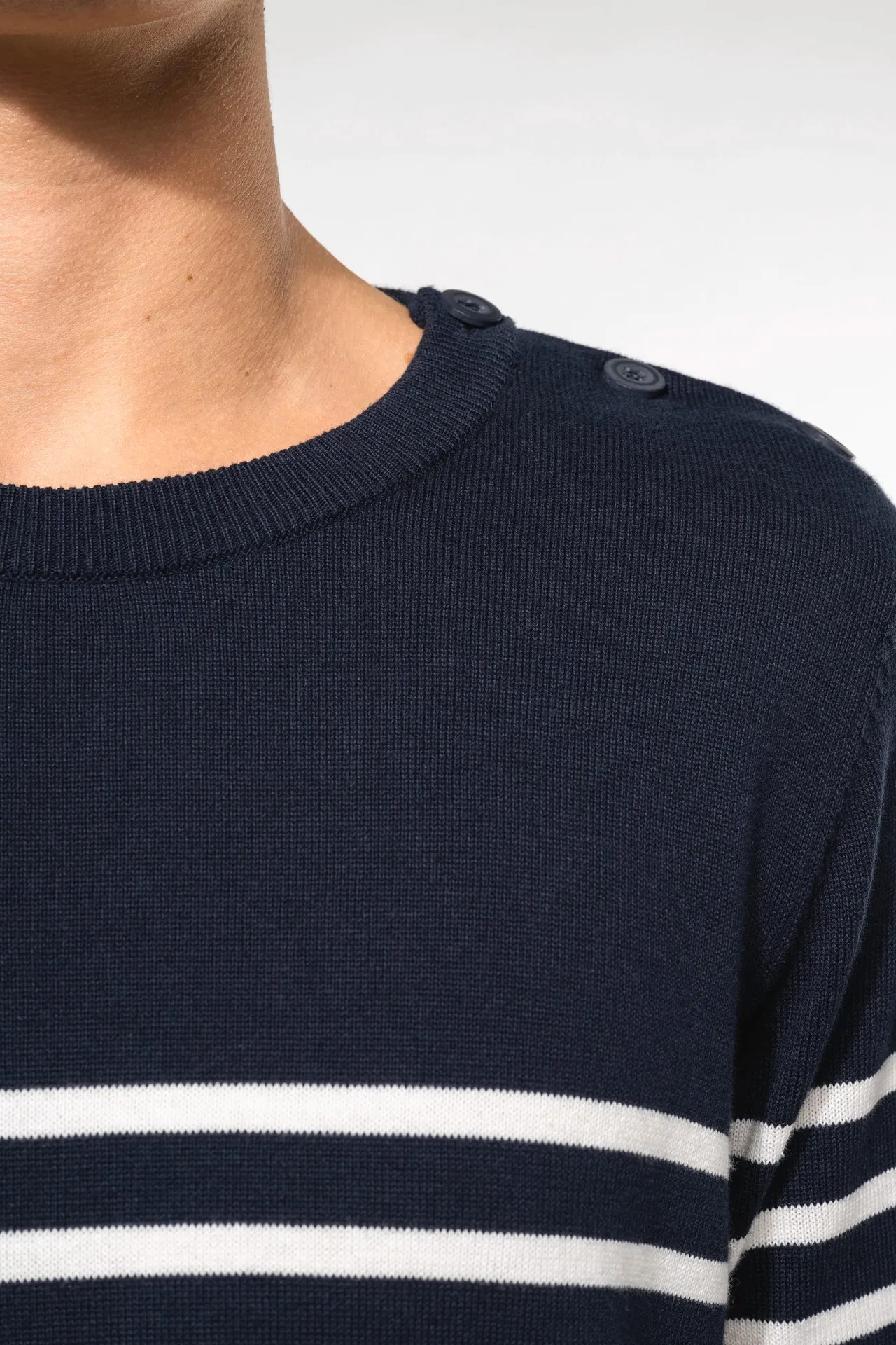 Herrenpullover im Marine-Stil