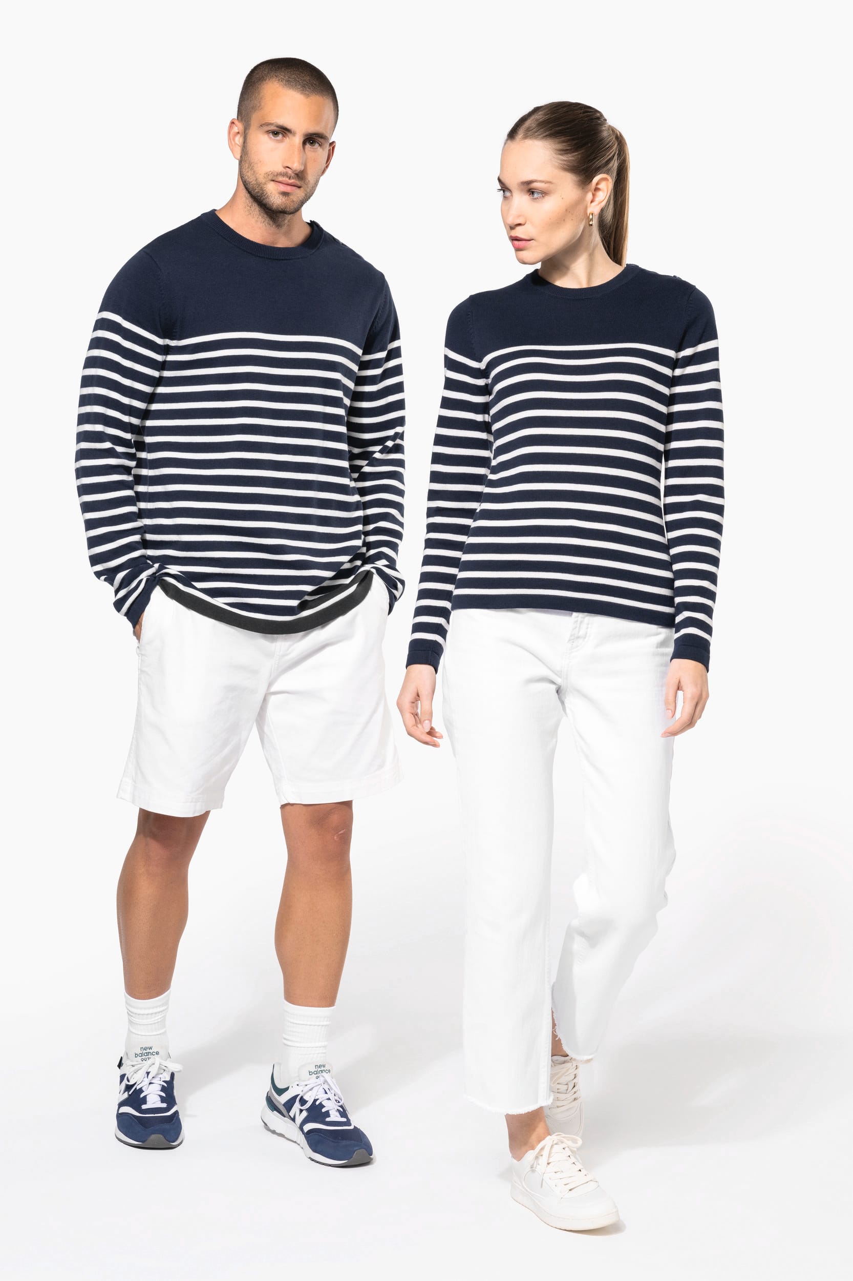 Herrenpullover im Marine-Stil
