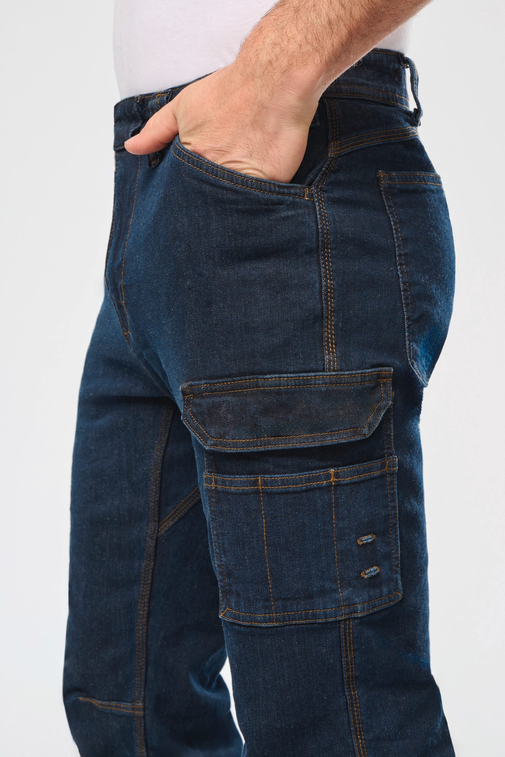 Denim-Herrenhose mit mehreren Taschen Denim-Herrenhose mit mehreren Taschen