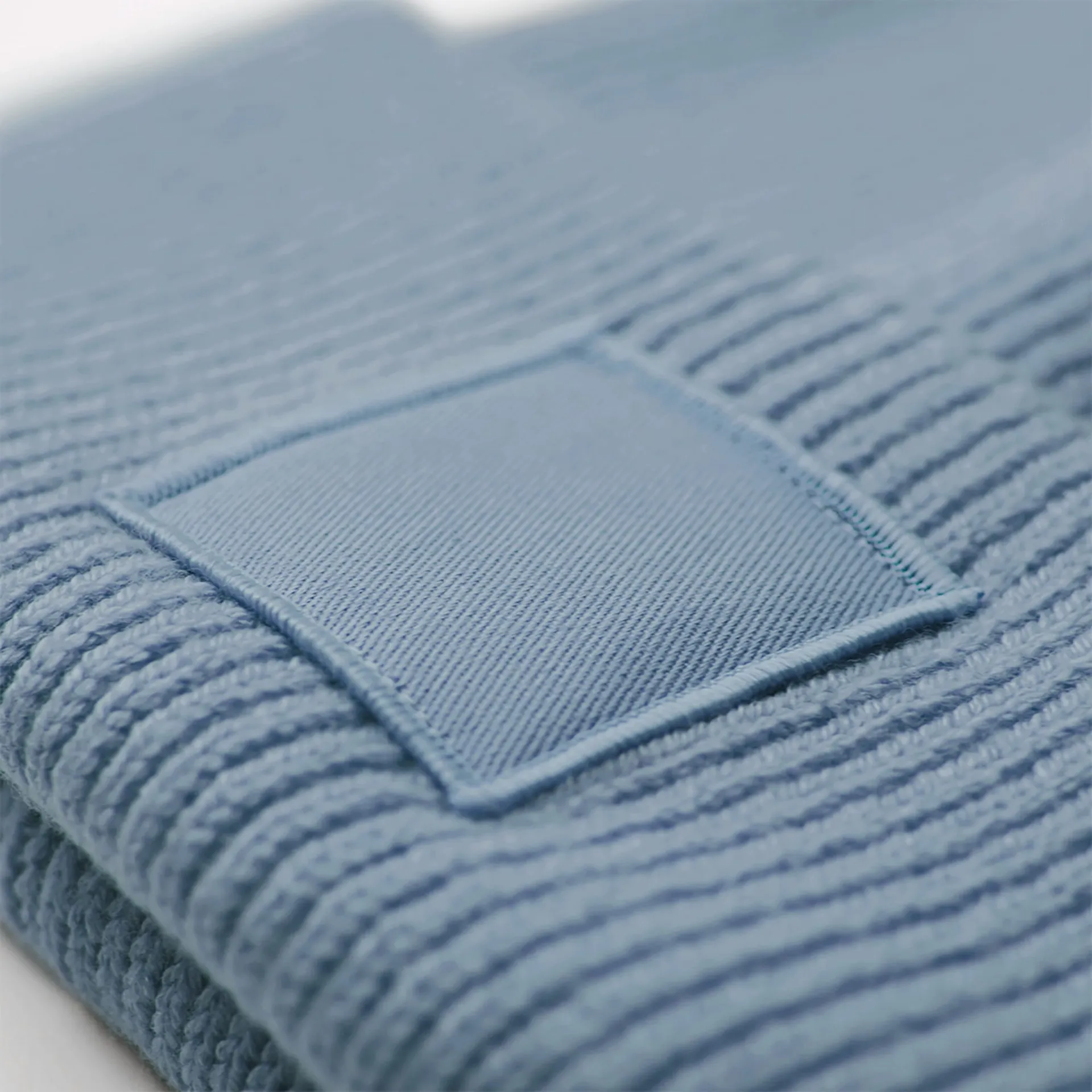 Mütze mit breiter Krempe und Ton-in-Ton-Patch