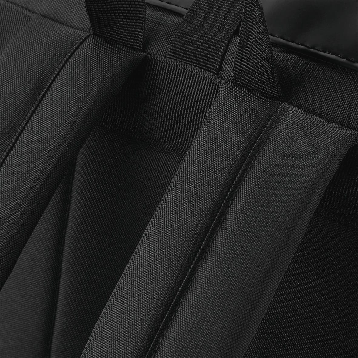 Rucksack mit Roll-Top-Klappe aus mattem Polyurethan