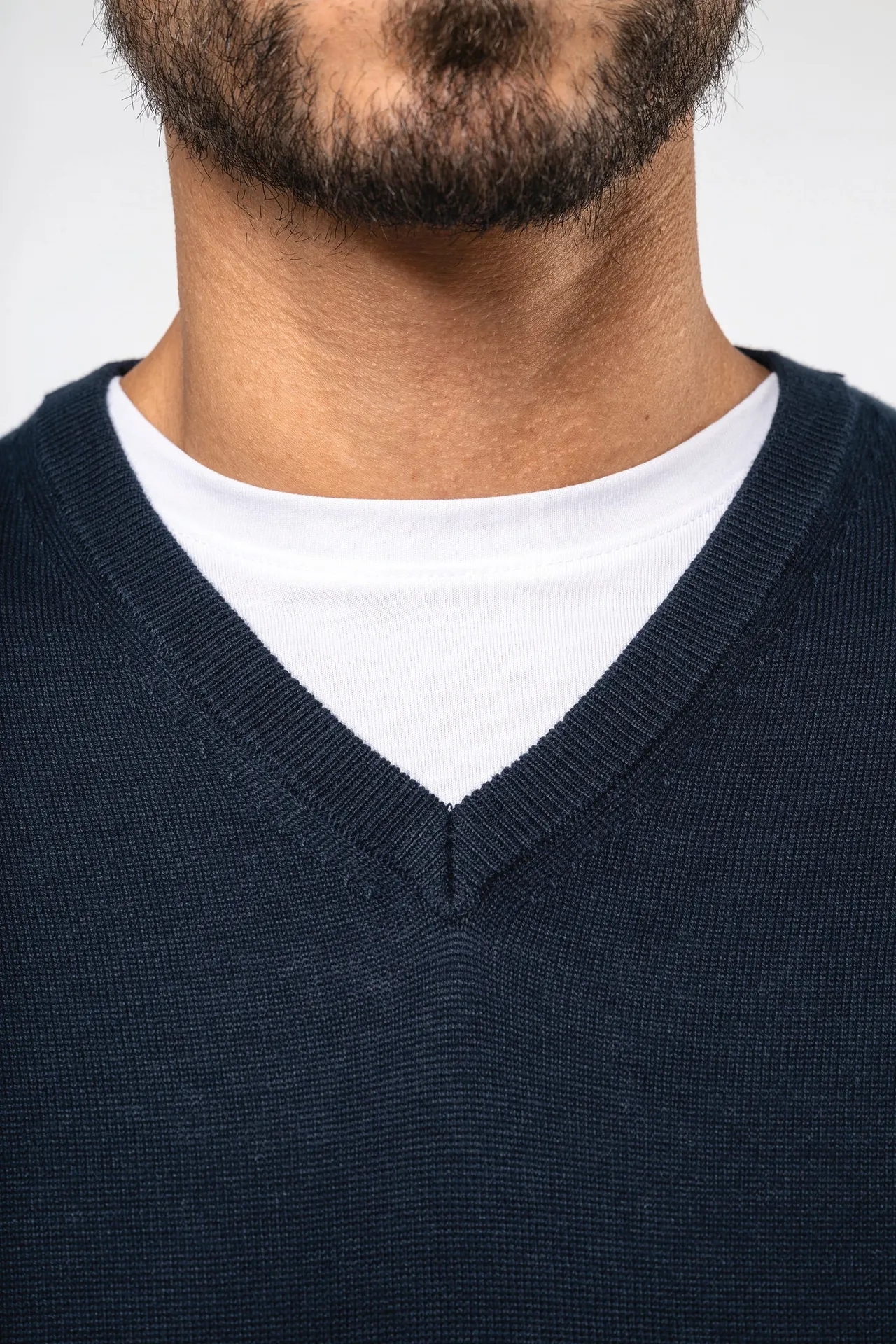 Umweltfreundlicher Herrenpullover mit V-Ausschnitt
