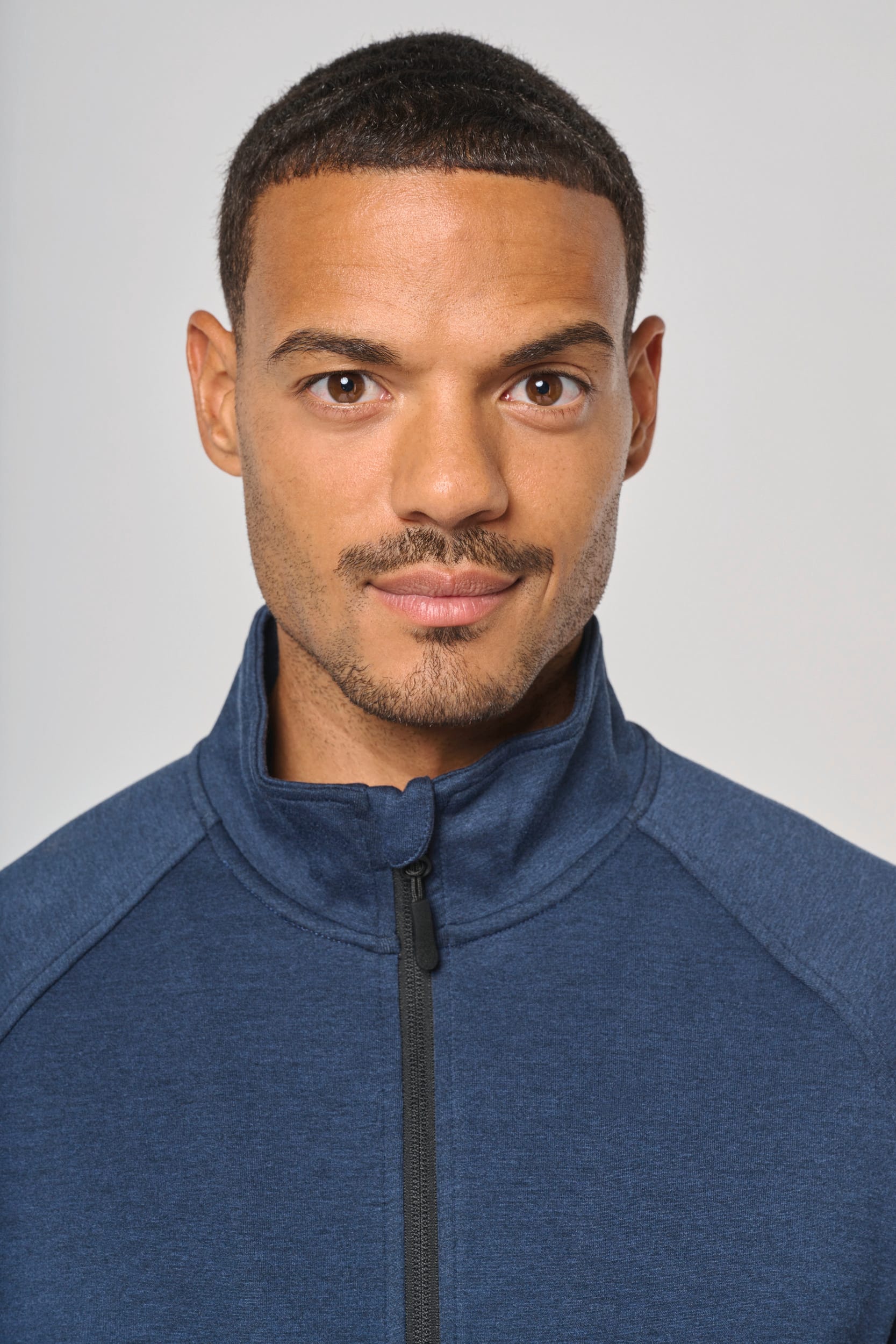 Jacke mit hochgeschlossenem Kragen