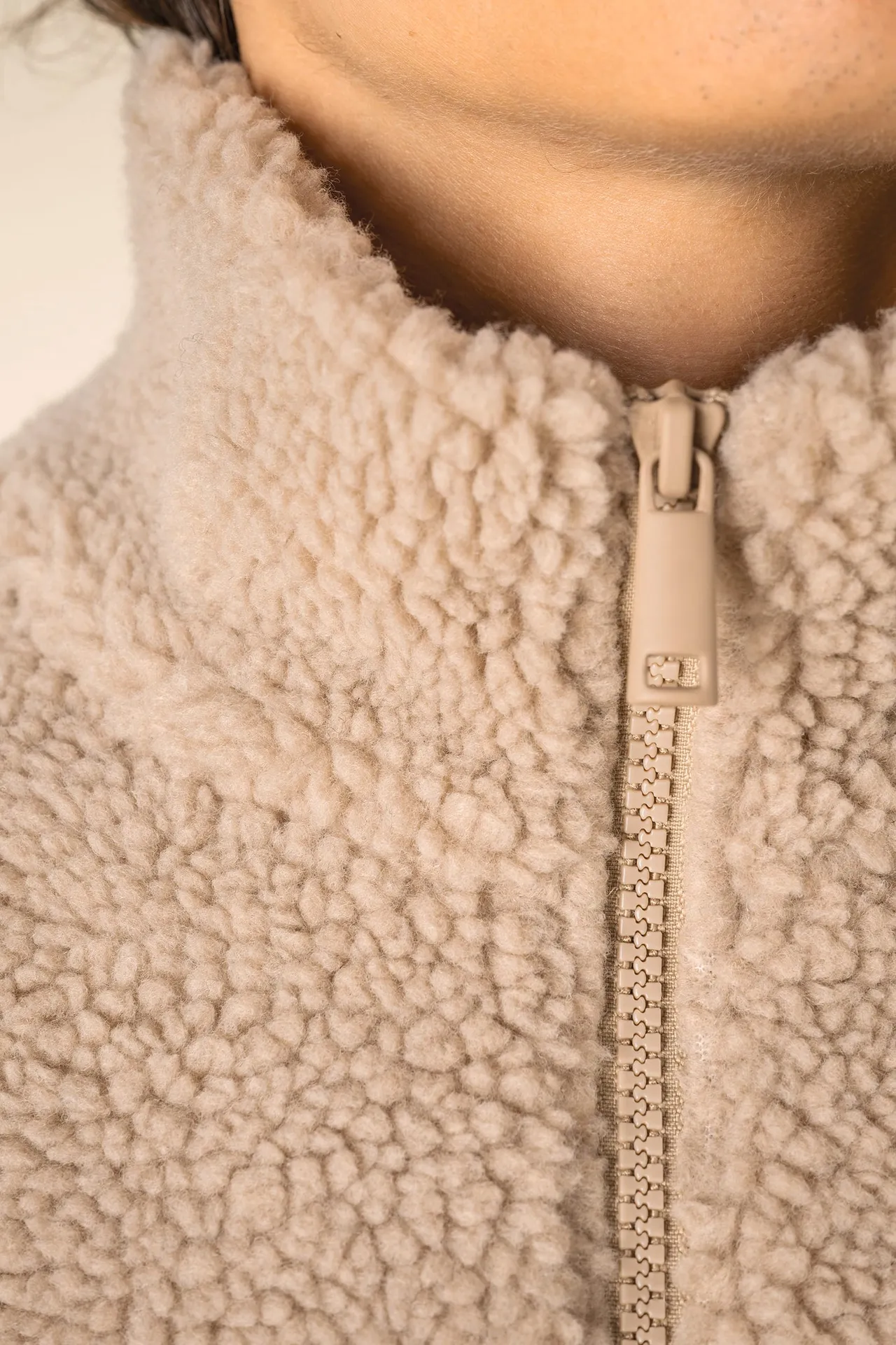 Unisex-Sweatshirt mit 1/4-Reißverschluss und überschnittenen Schultern aus Sherpa-Material