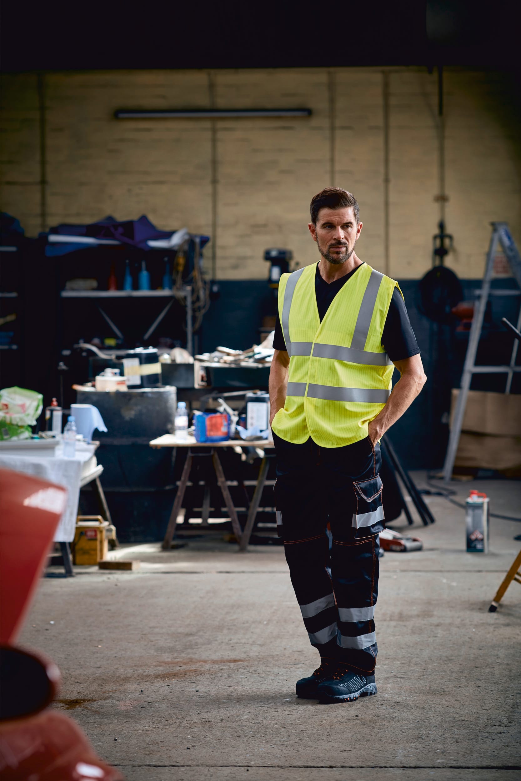 High visibility, anti-static and flame retardant waiscoast