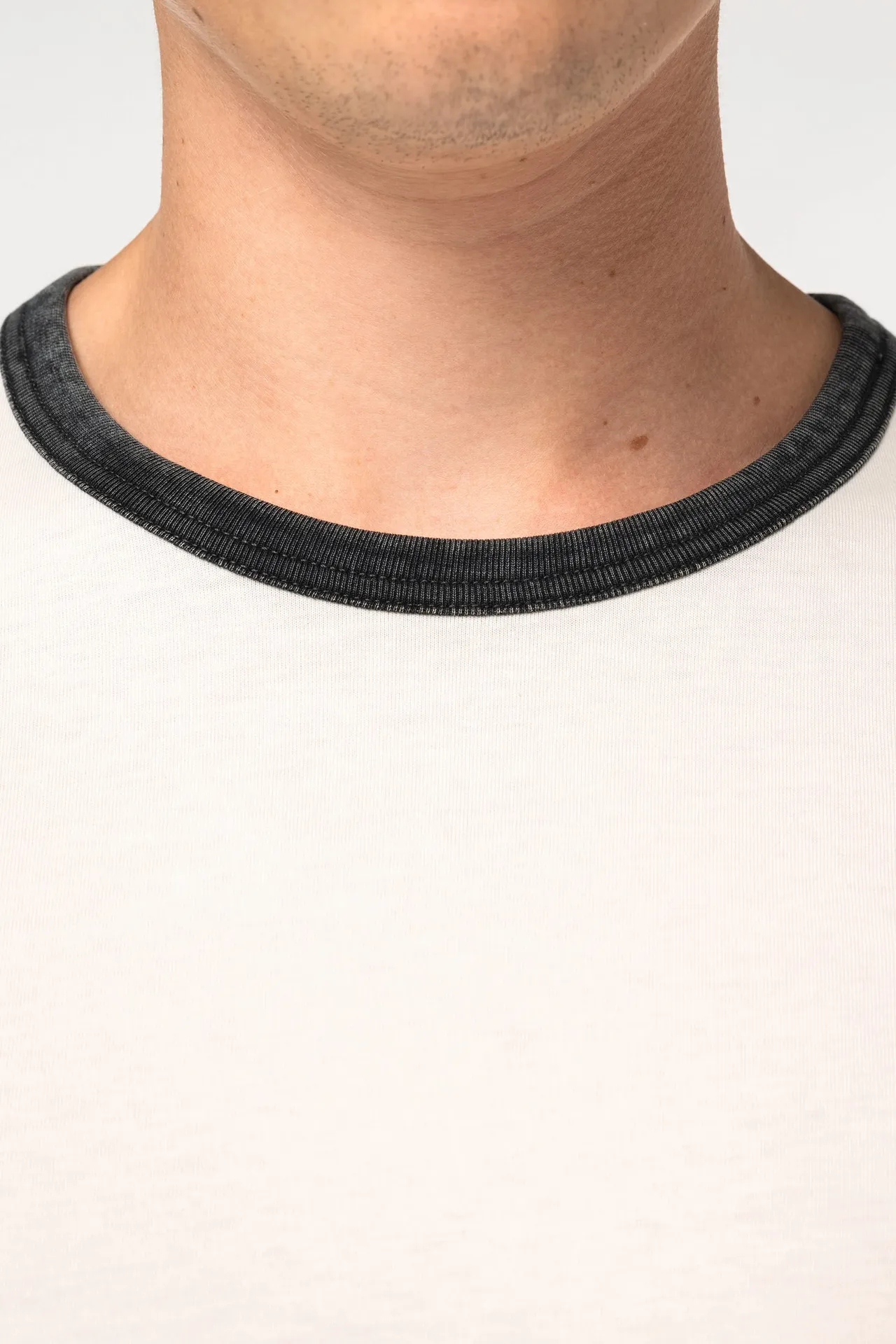 Umweltfreundliches Ringer-T-Shirt mit kontrastierenden Kanten und verwaschenem Effekt für Herren