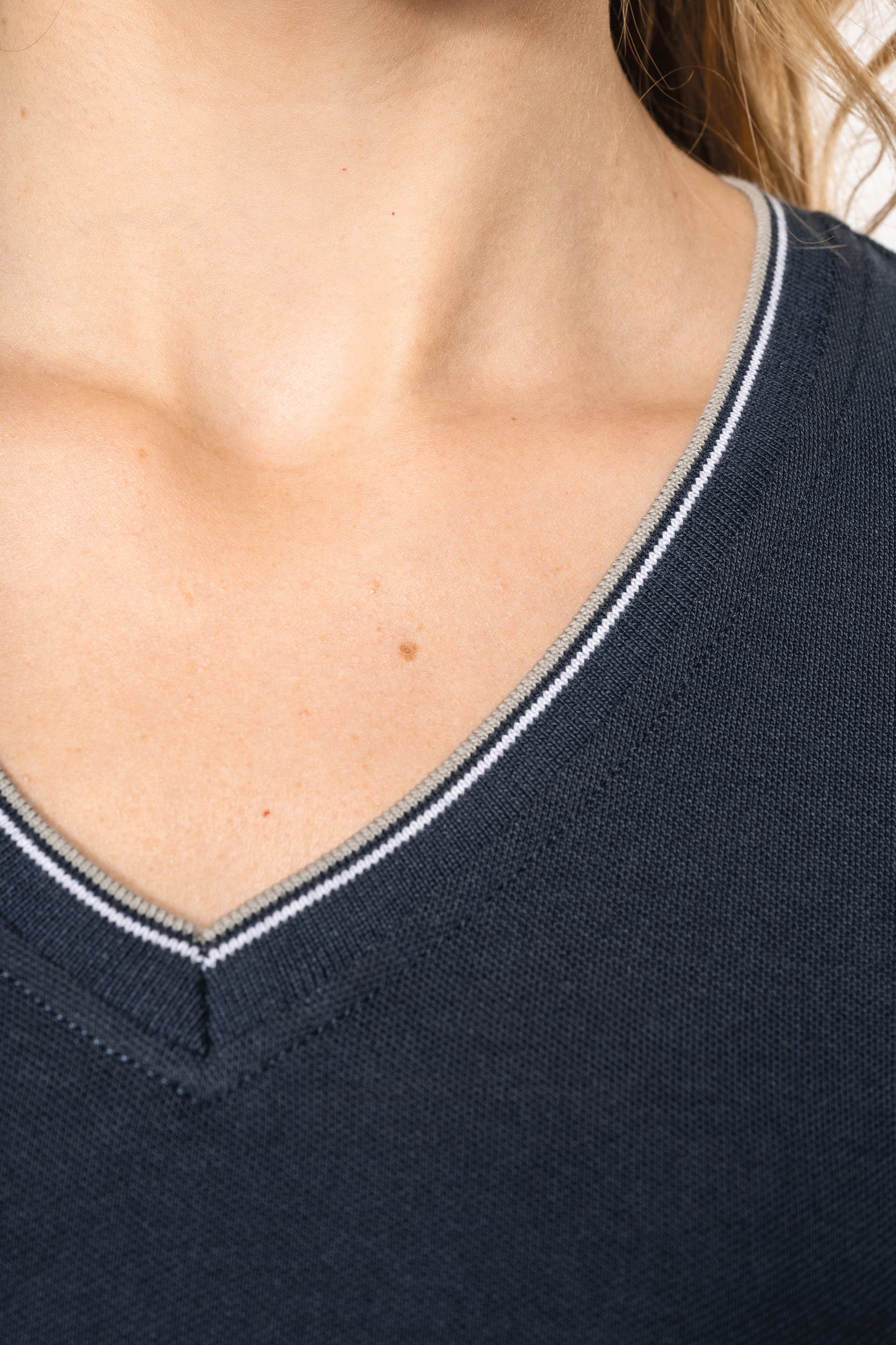 Damen T-Shirt aus Piqué-Trikot mit V-Ausschnitt