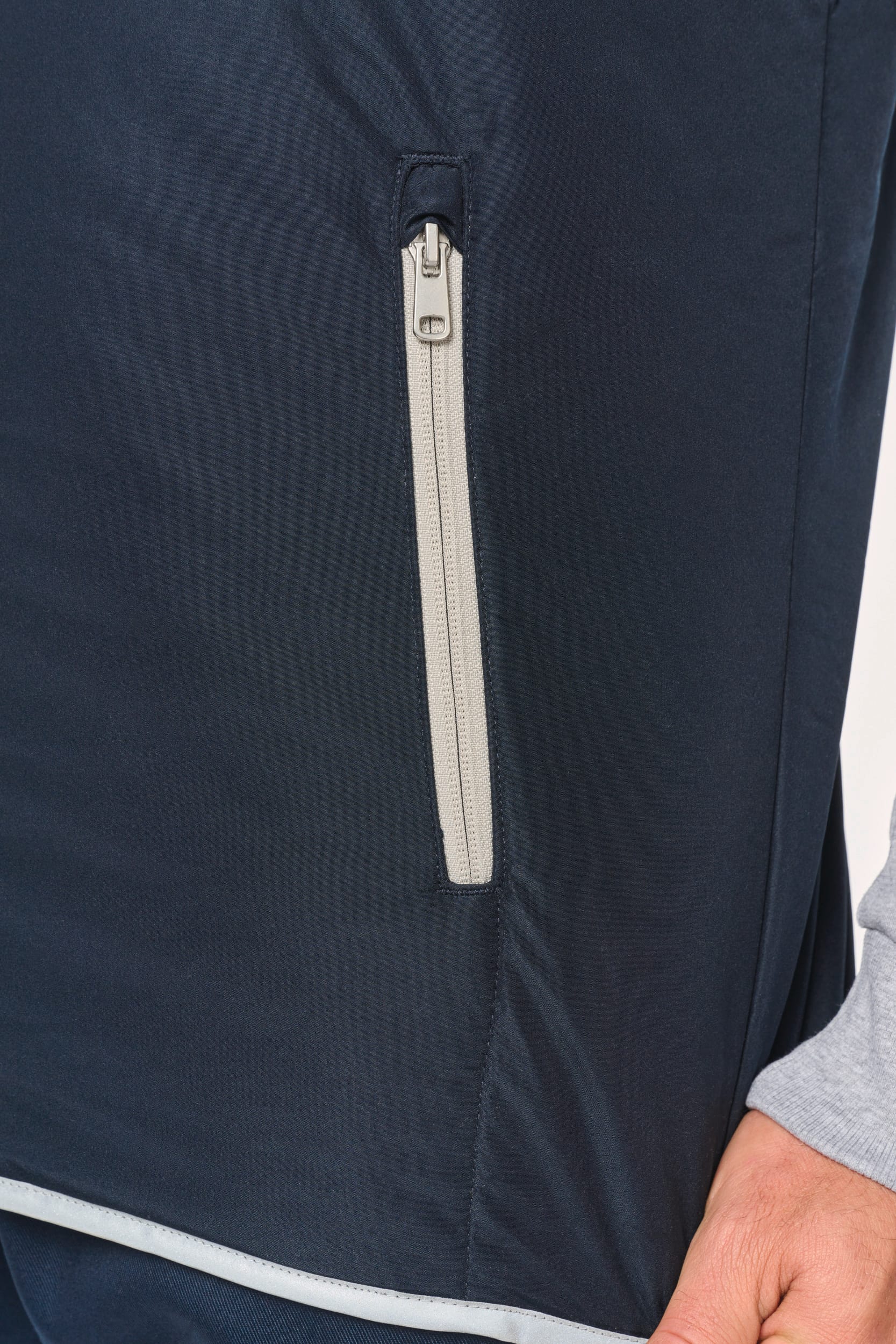 4-lagiger Bodywarmer mit Wärmeisolierung. 4-lagiger Bodywarmer mit Wärmeisolierung.