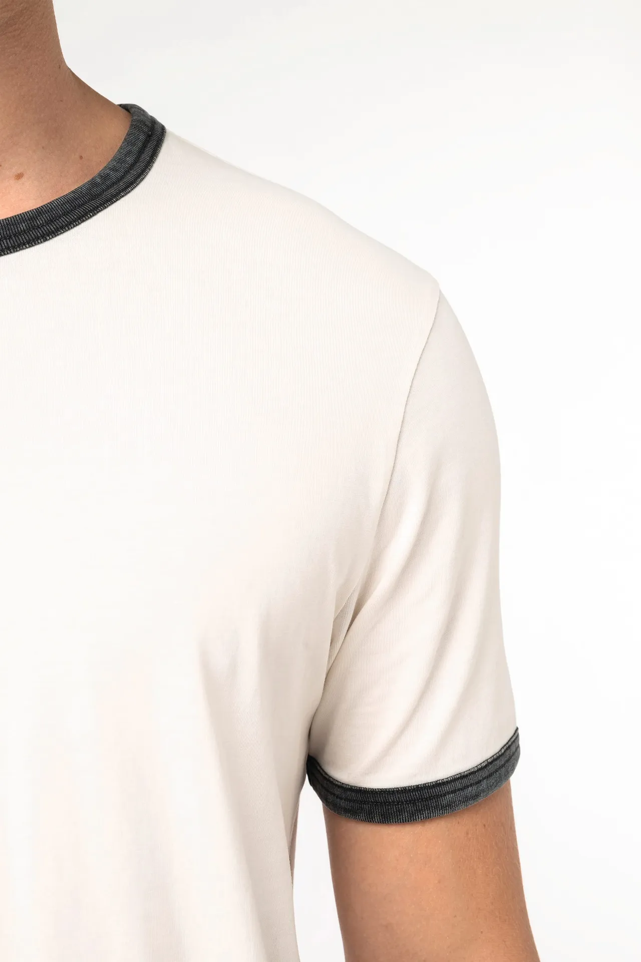 Umweltfreundliches Ringer-T-Shirt mit kontrastierenden Kanten und verwaschenem Effekt für Herren