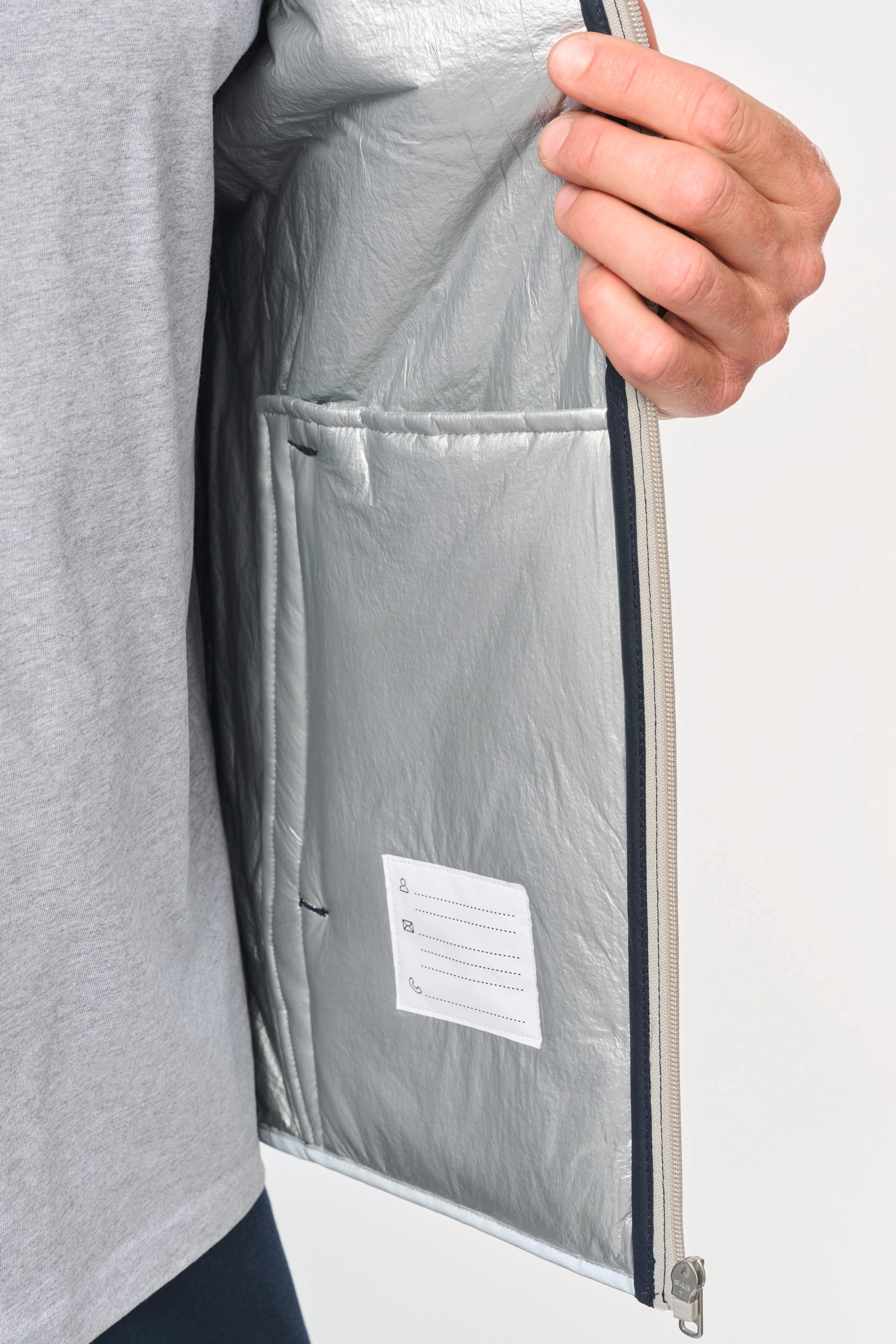 4-lagiger Bodywarmer mit Wärmeisolierung. 4-lagiger Bodywarmer mit Wärmeisolierung.