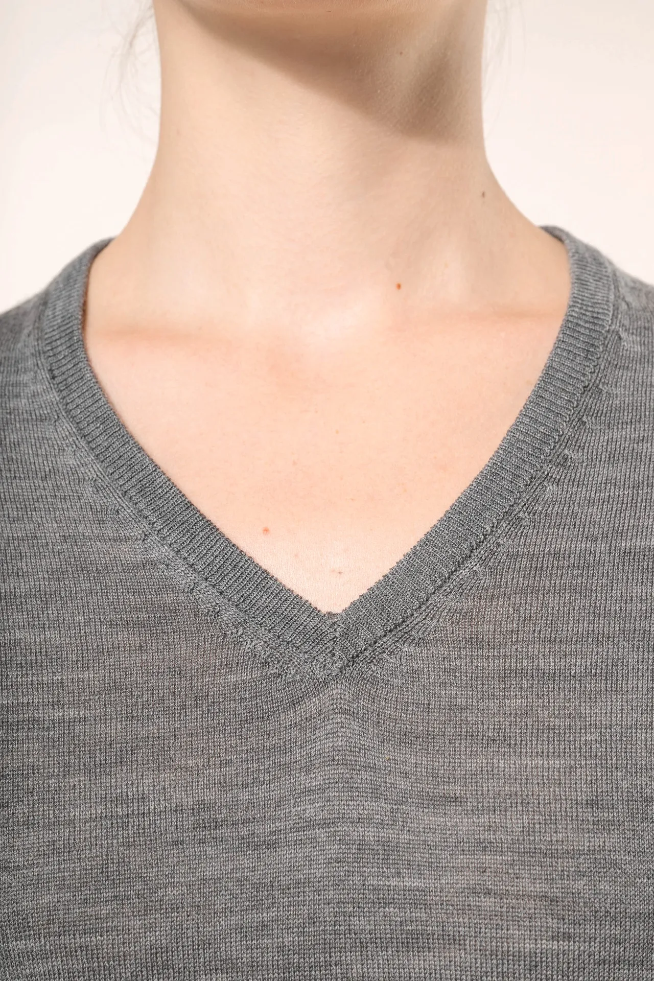 Merino-Damenpullover mit V-Ausschnitt