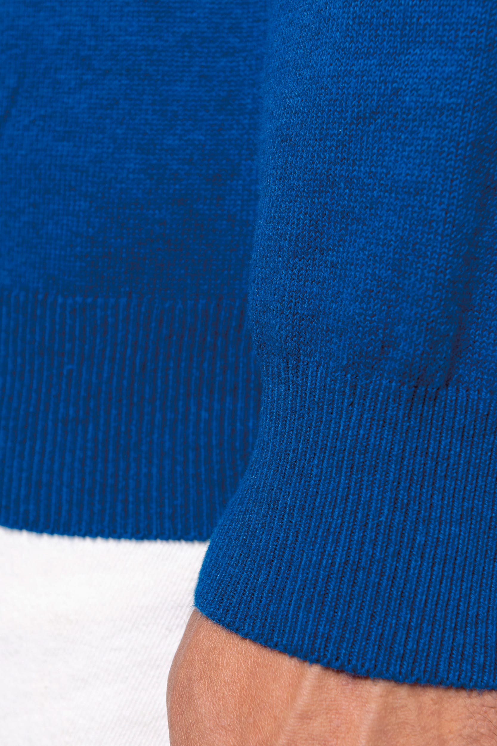 Premium-Pullover mit V-Ausschnitt