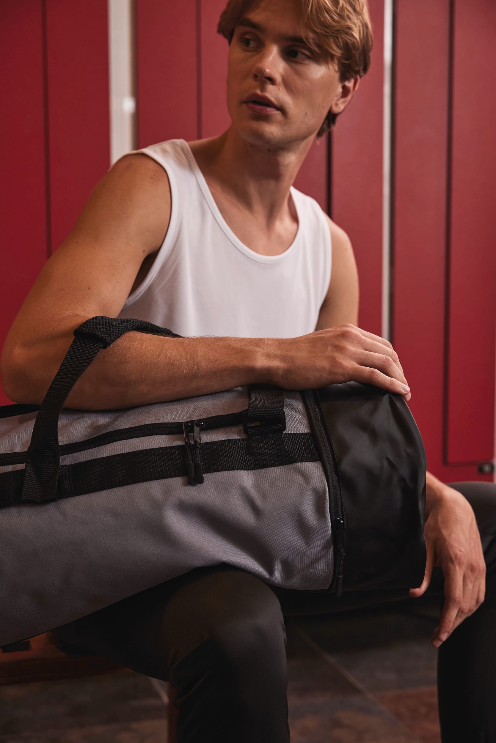 Schlauchförmige Sporttasche mit separatem Schuhfach