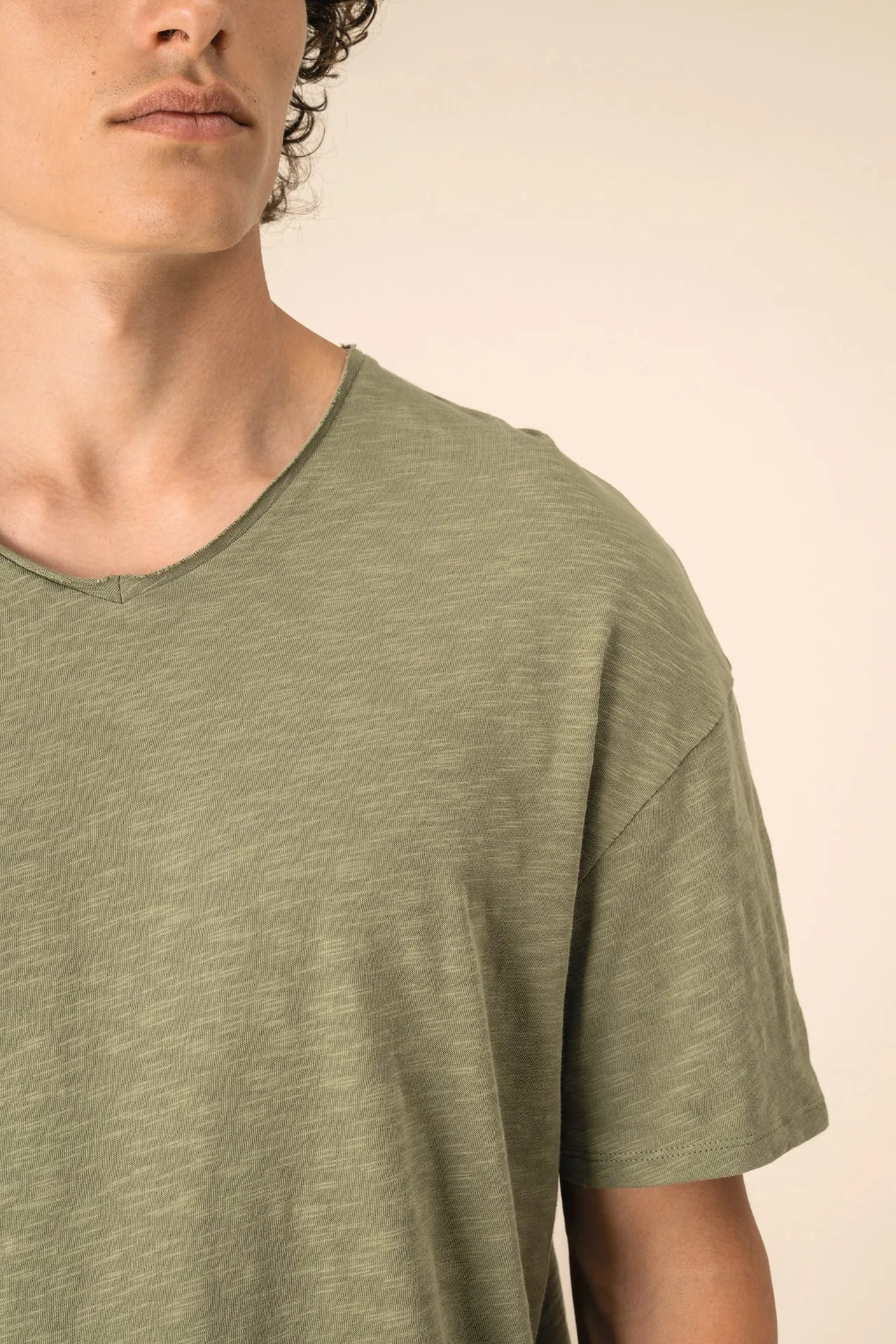 Umweltfreundliches T-Shirt mit Slubkragen und überschnittenen Schultern für Herren