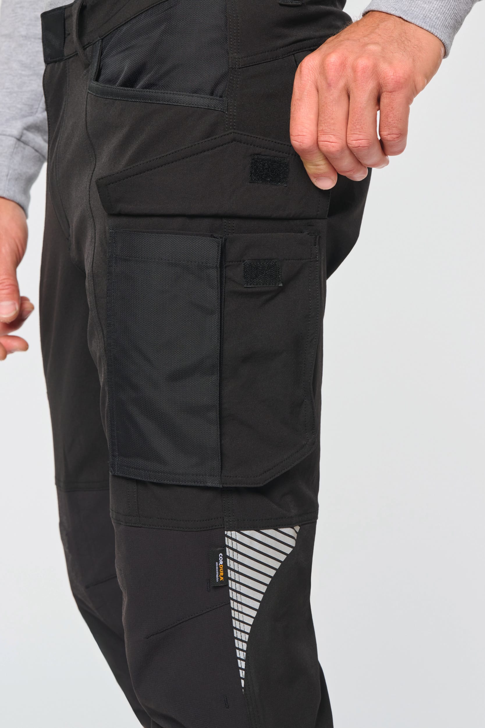 Recycelte Stretchhose mit mehreren Taschen