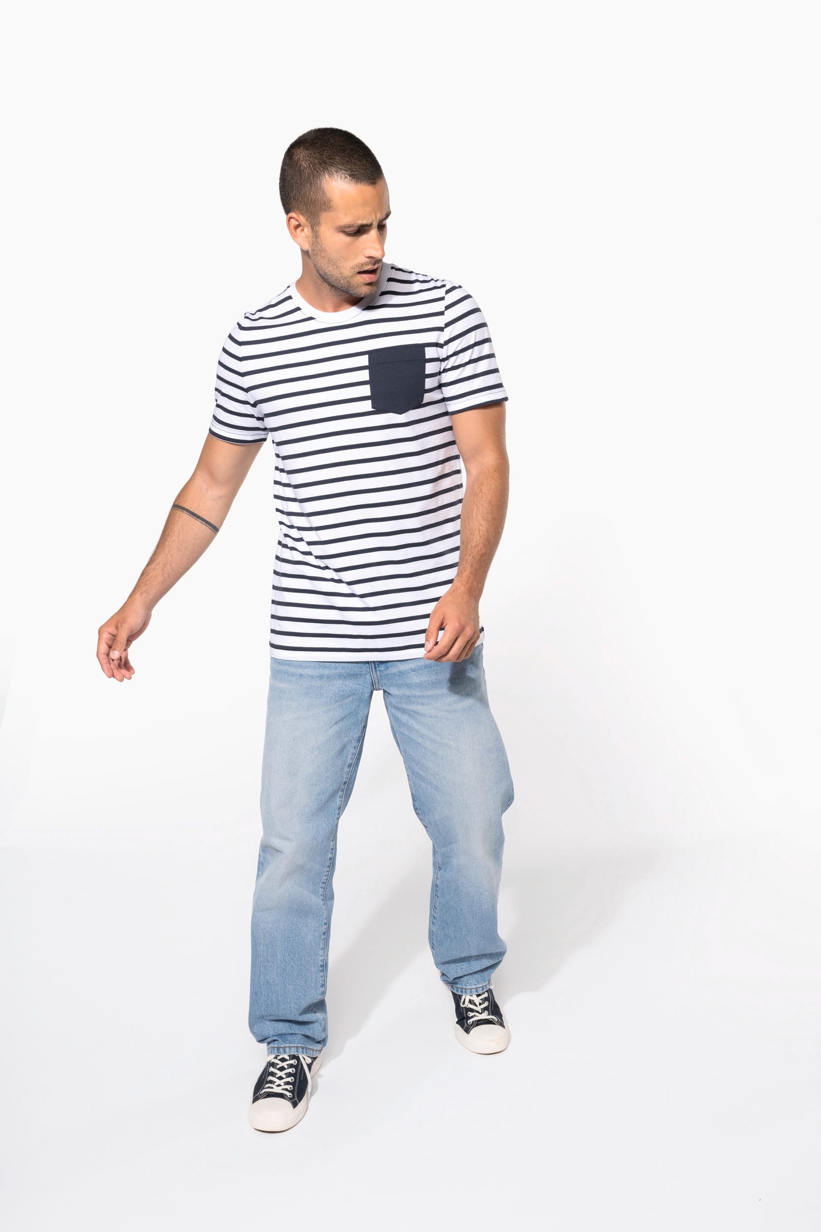 Gestreiftes Kurzarm-T-Shirt im Marine-Stil mit Tasche