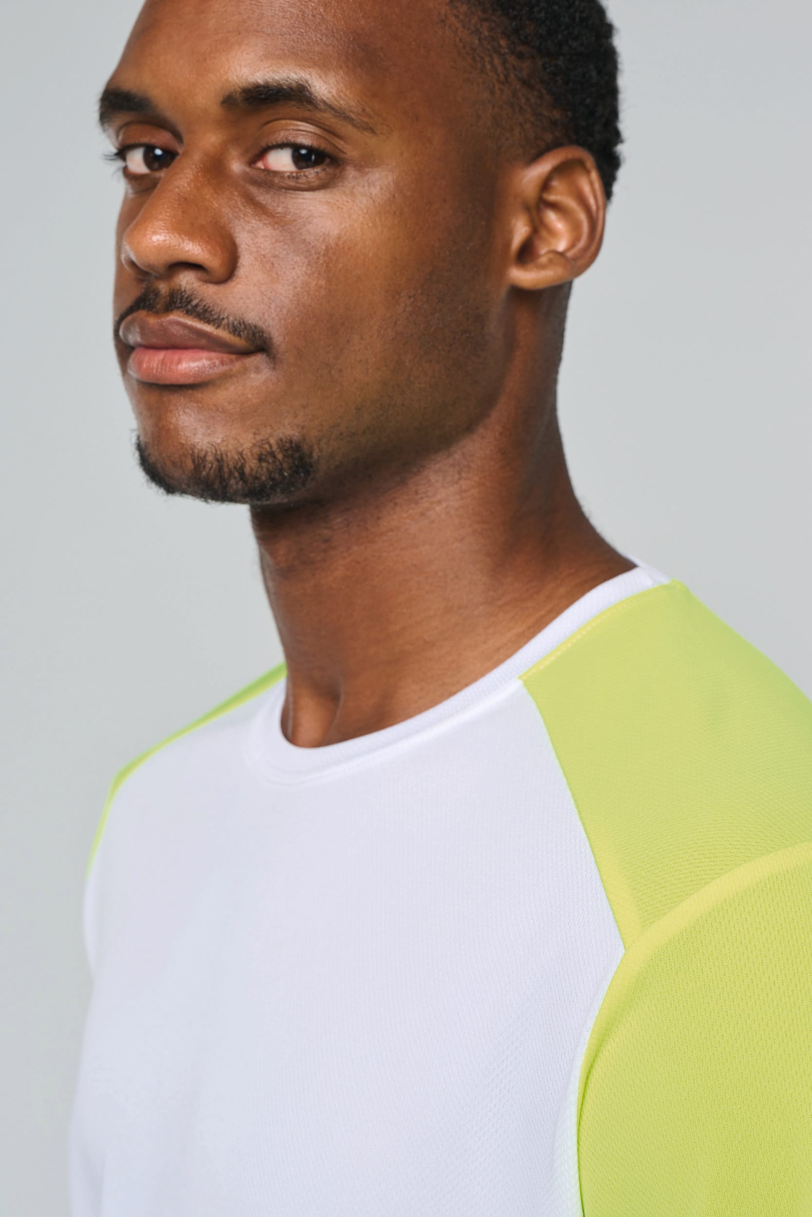 Zweifarbiges umweltfreundliches Sport-T-Shirt für Herren