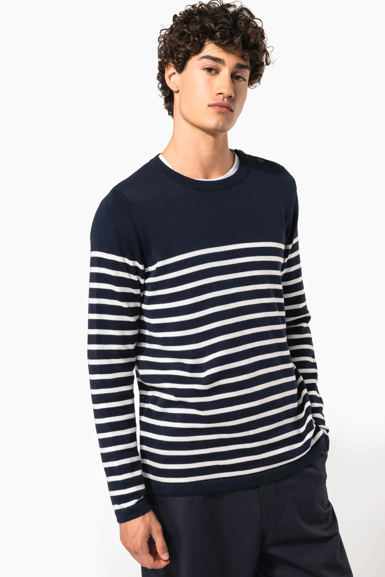 Herrenpullover im Marine-Stil