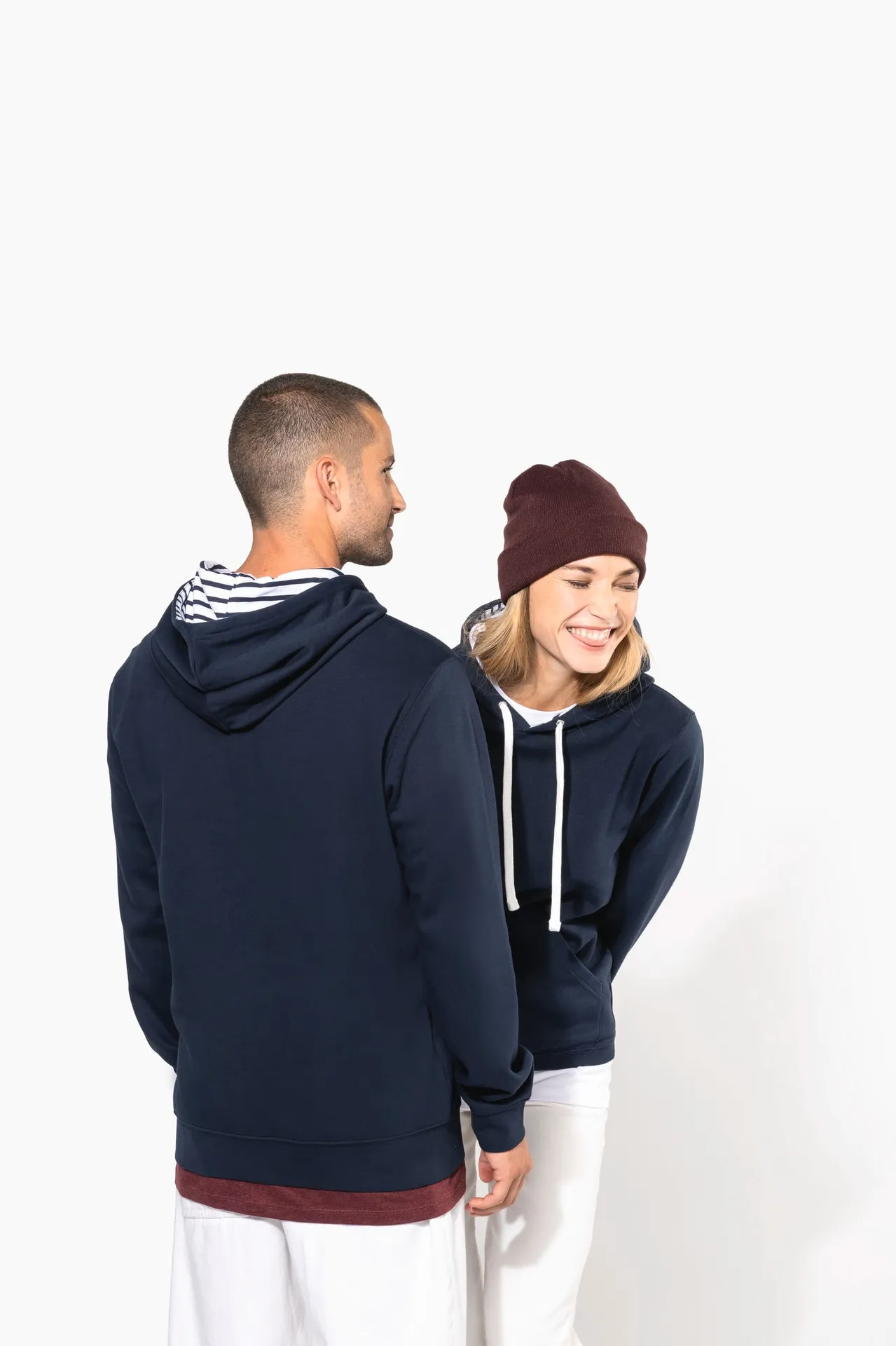 Unisex-Kapuzensweatshirt mit kontrastfarbener Kapuze und Motiven