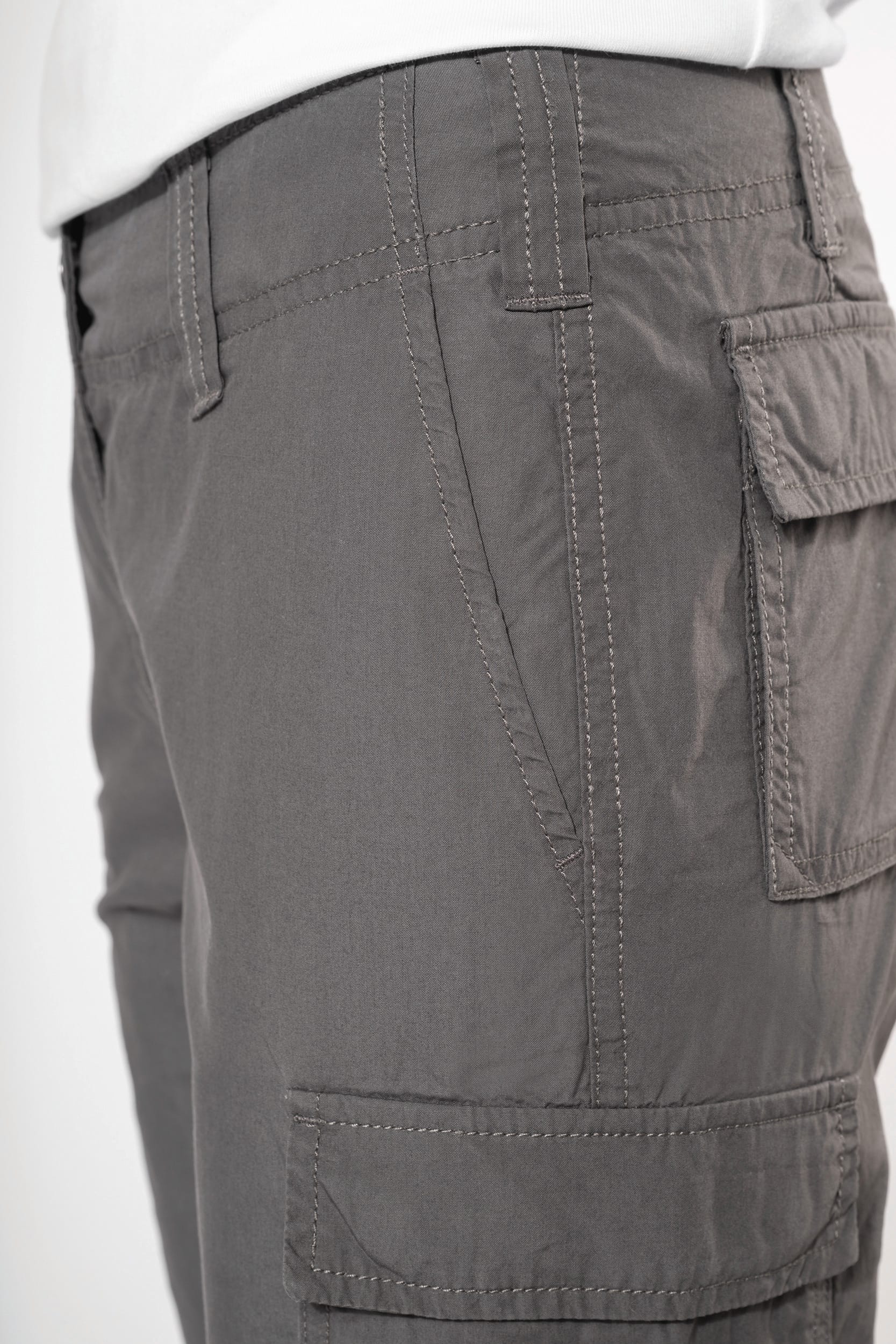 Leichte Damenhose mit mehreren Taschen