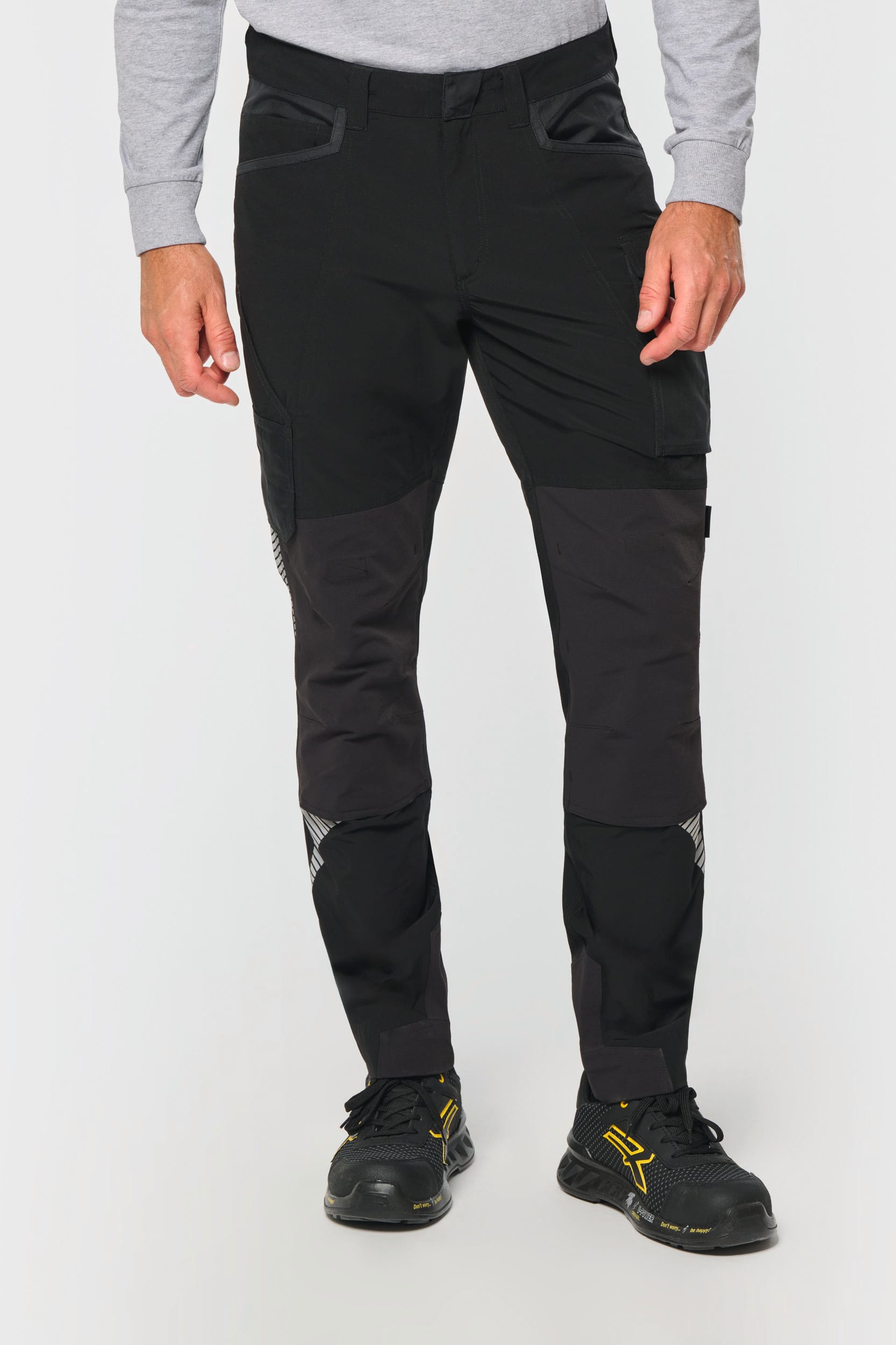 Leichte Stretchhose mit mehreren Taschen aus recyceltem Material