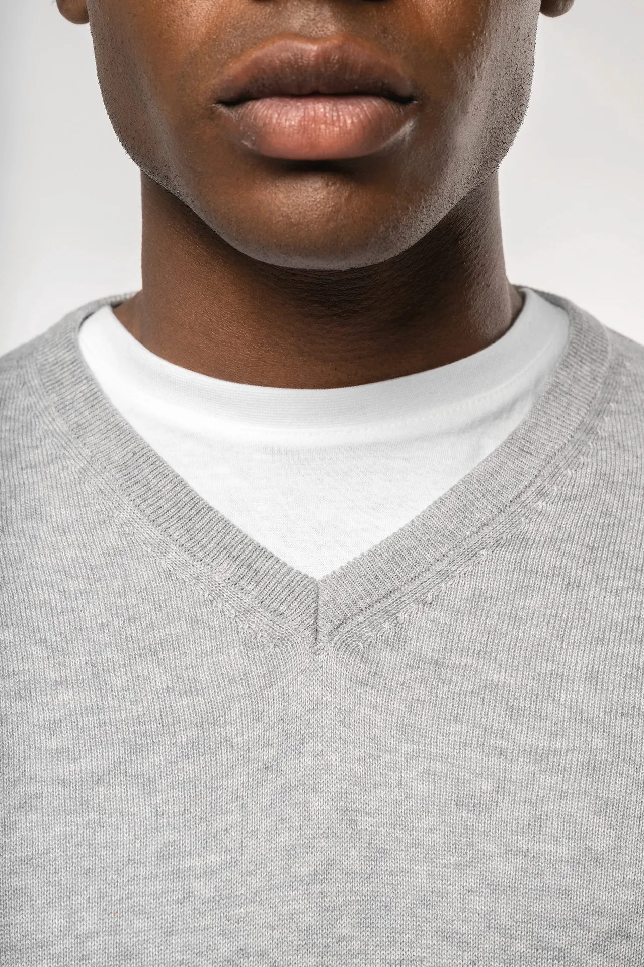 Umweltfreundlicher Herrenpullover mit V-Ausschnitt