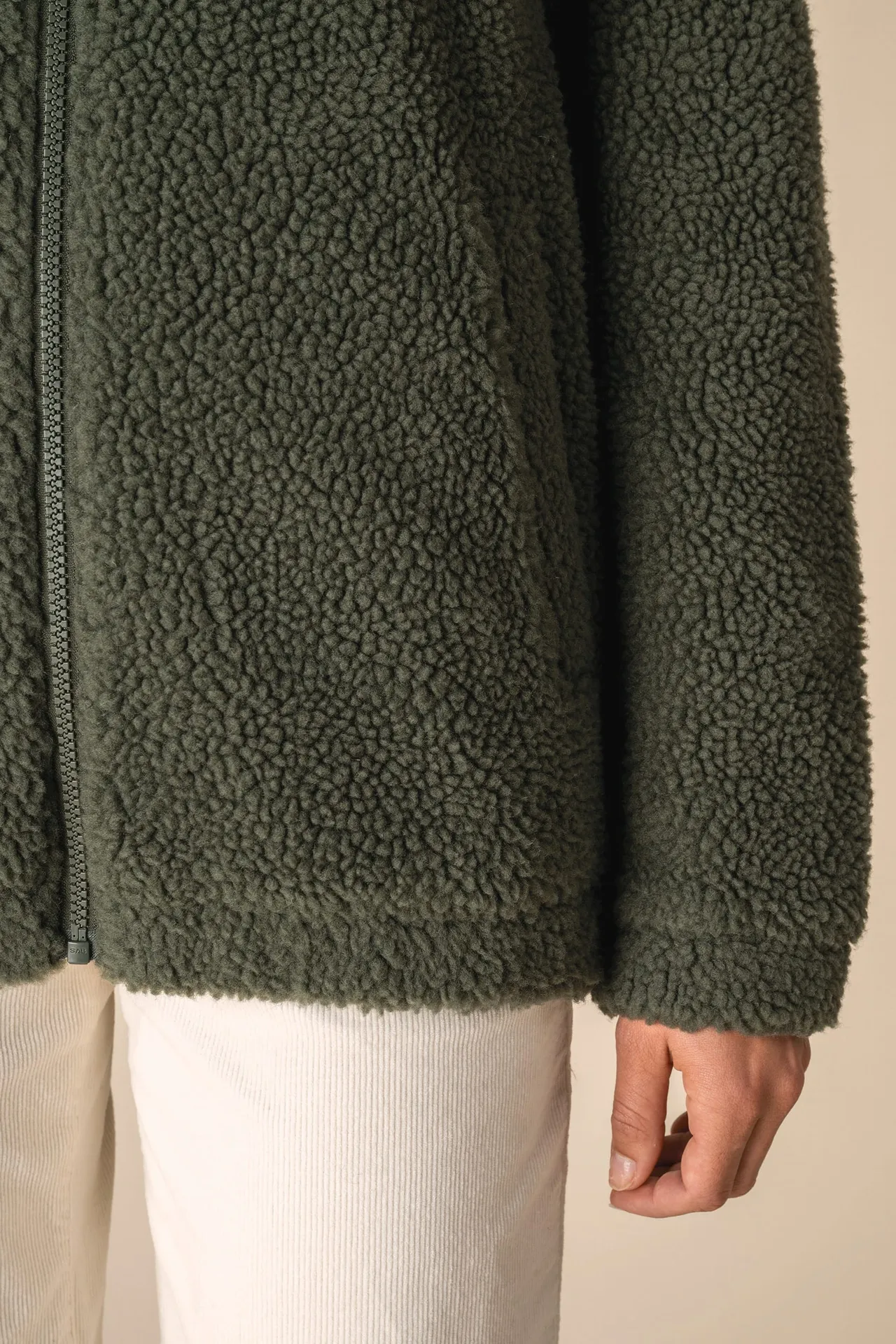 Unisex-Sweatshirt aus Sherpa mit Reißverschluss und überschnittenen Schultern