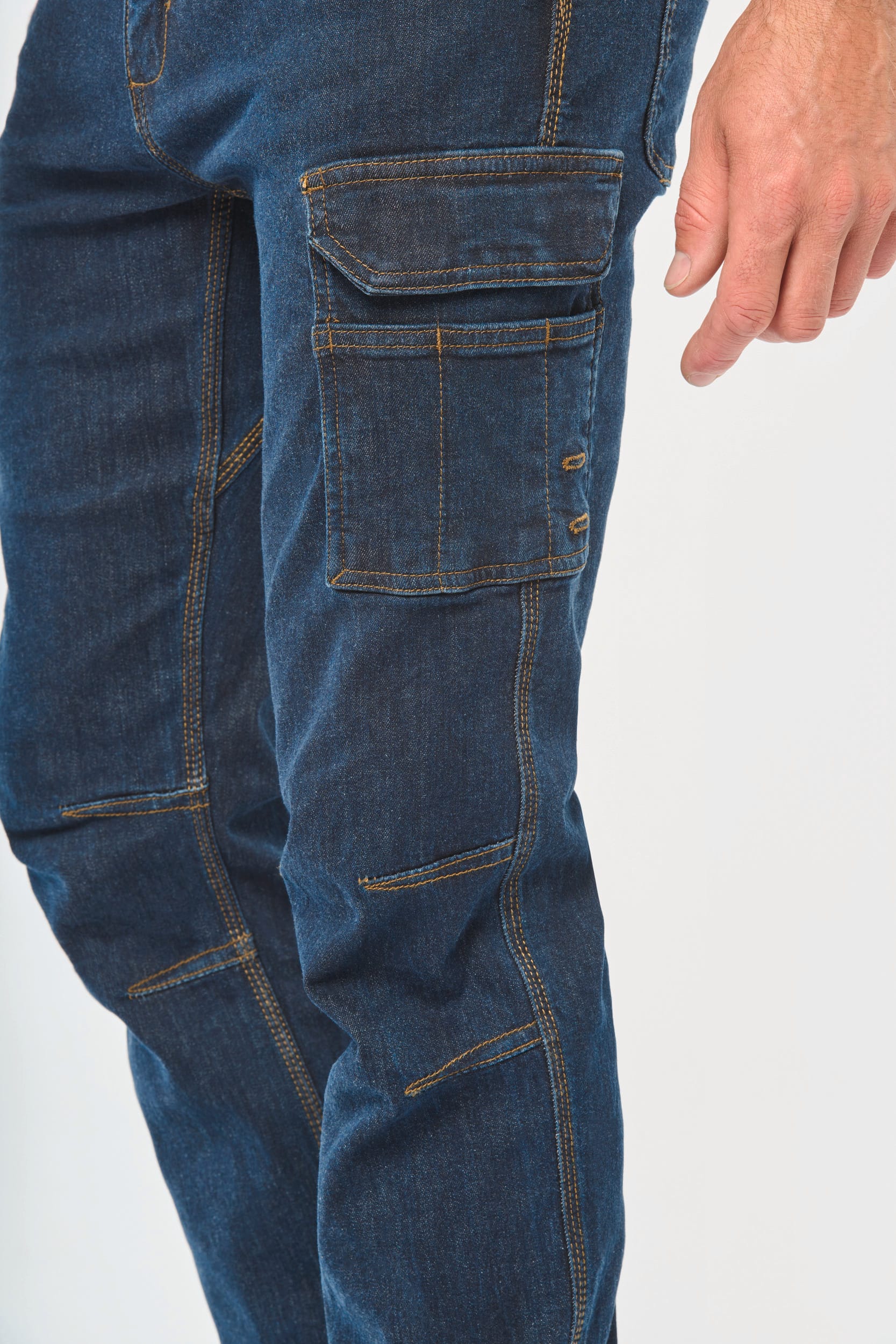 Denim-Herrenhose mit mehreren Taschen Denim-Herrenhose mit mehreren Taschen