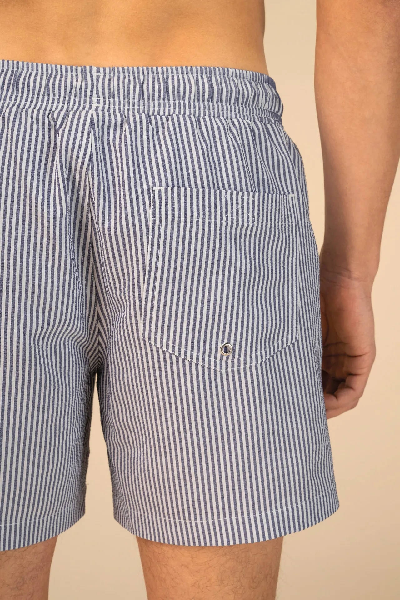 Umweltfreundliche gestreifte Badeshorts für Herren