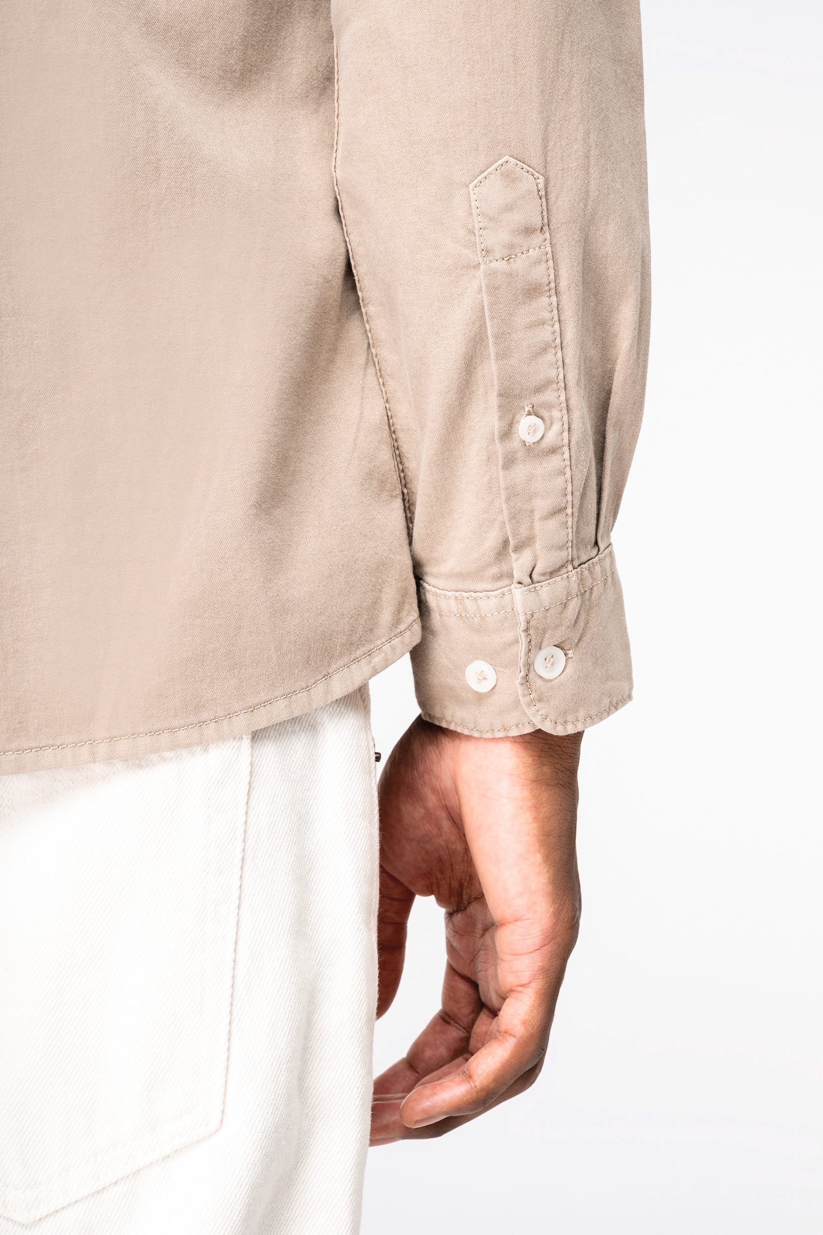 Umweltfreundliches ausgewaschenes Herrenhemd