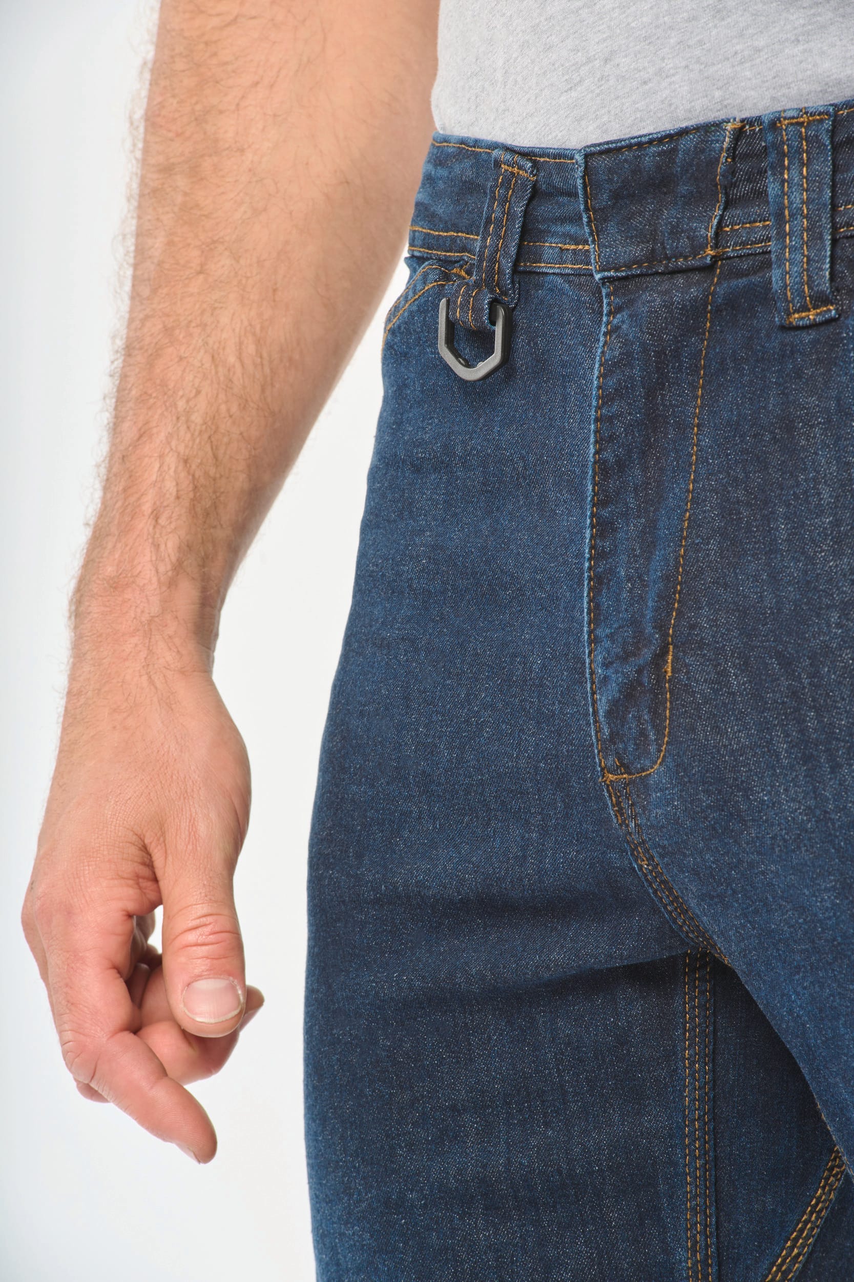 Denim-Herrenhose mit mehreren Taschen Denim-Herrenhose mit mehreren Taschen