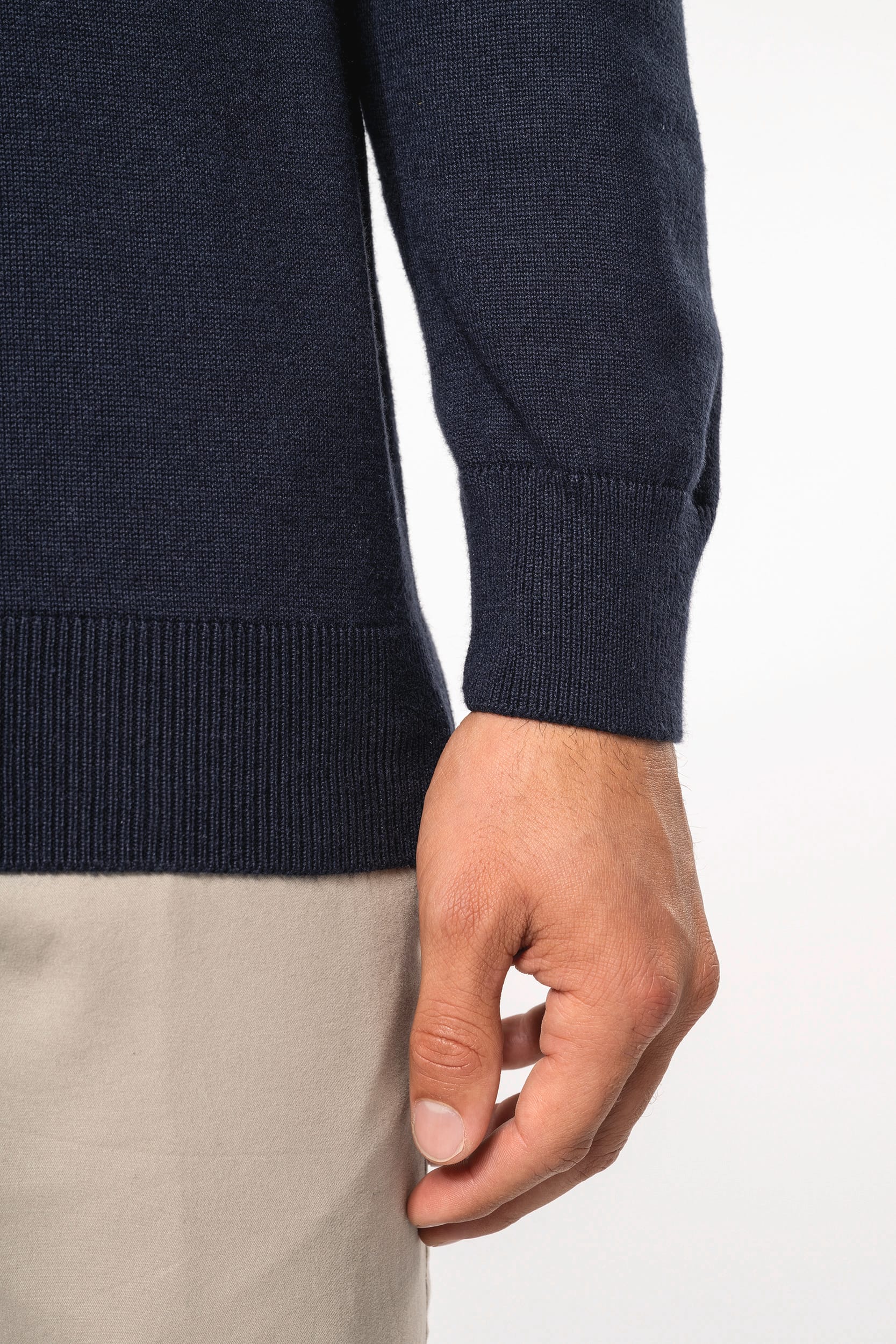Herrenpullover mit V-Ausschnitt