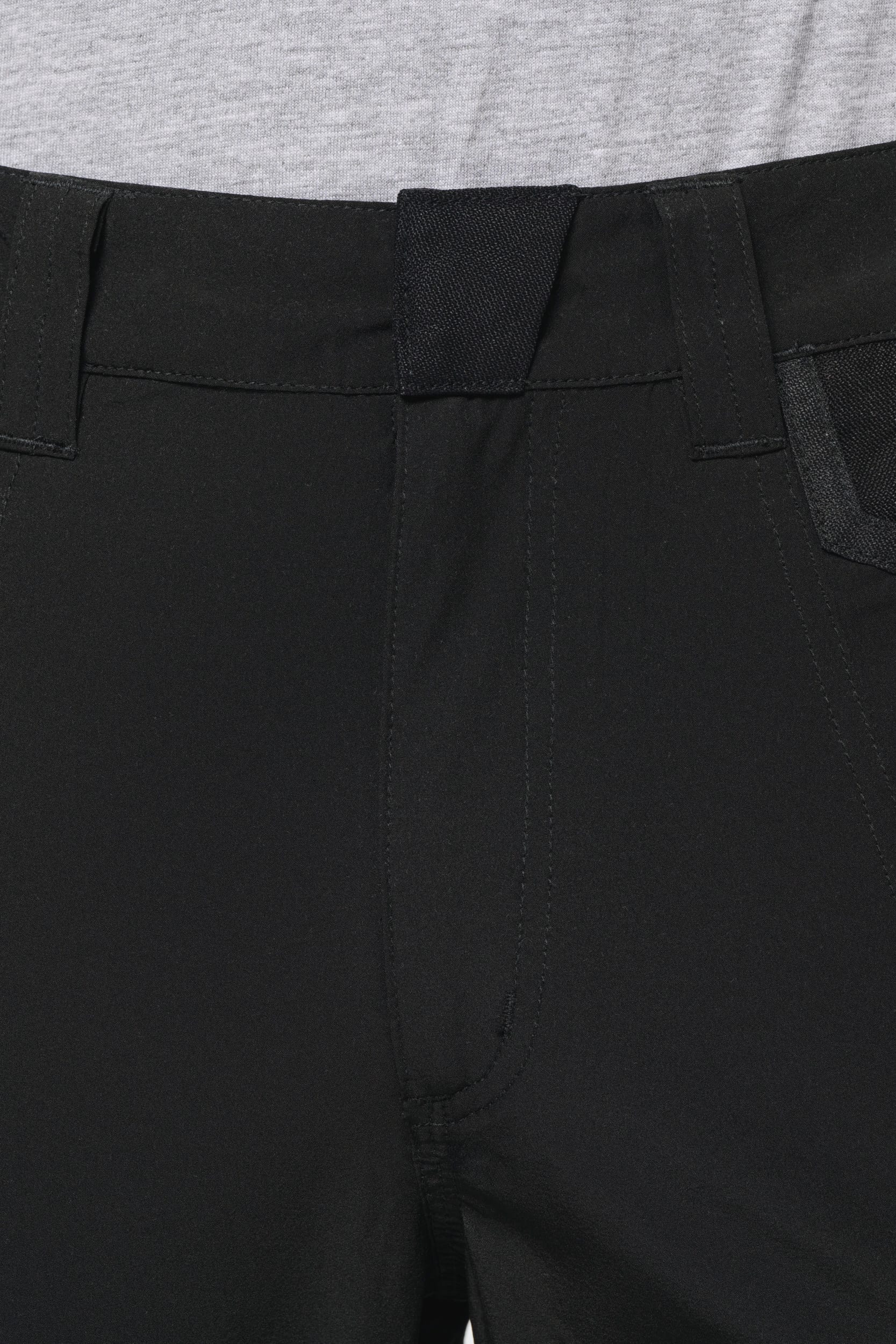 Leichte Stretchhose mit mehreren Taschen aus recyceltem Material