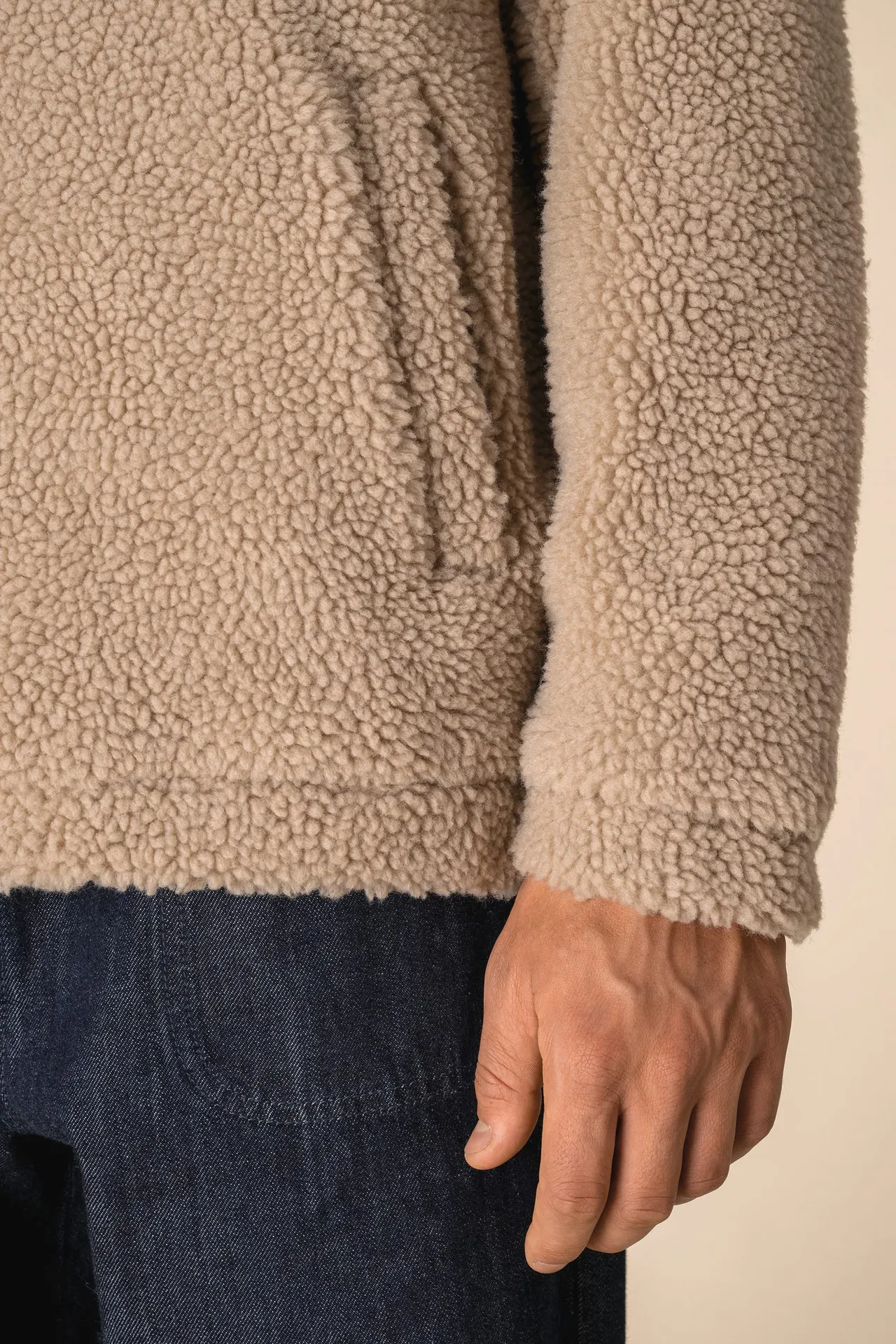 Unisex-Sweatshirt mit 1/4-Reißverschluss und überschnittenen Schultern aus Sherpa-Material