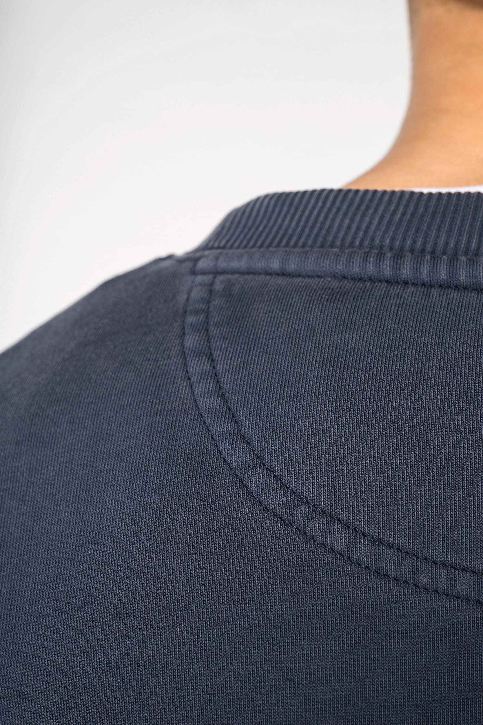 Ausgewaschenes umweltfreundliches Oversize Unisex-Sweatshirt mit Rundhalsausschnitt Ausgewaschenes umweltfreundliches Oversize Unisex-Sweatshirt mit Rundhalsausschnitt