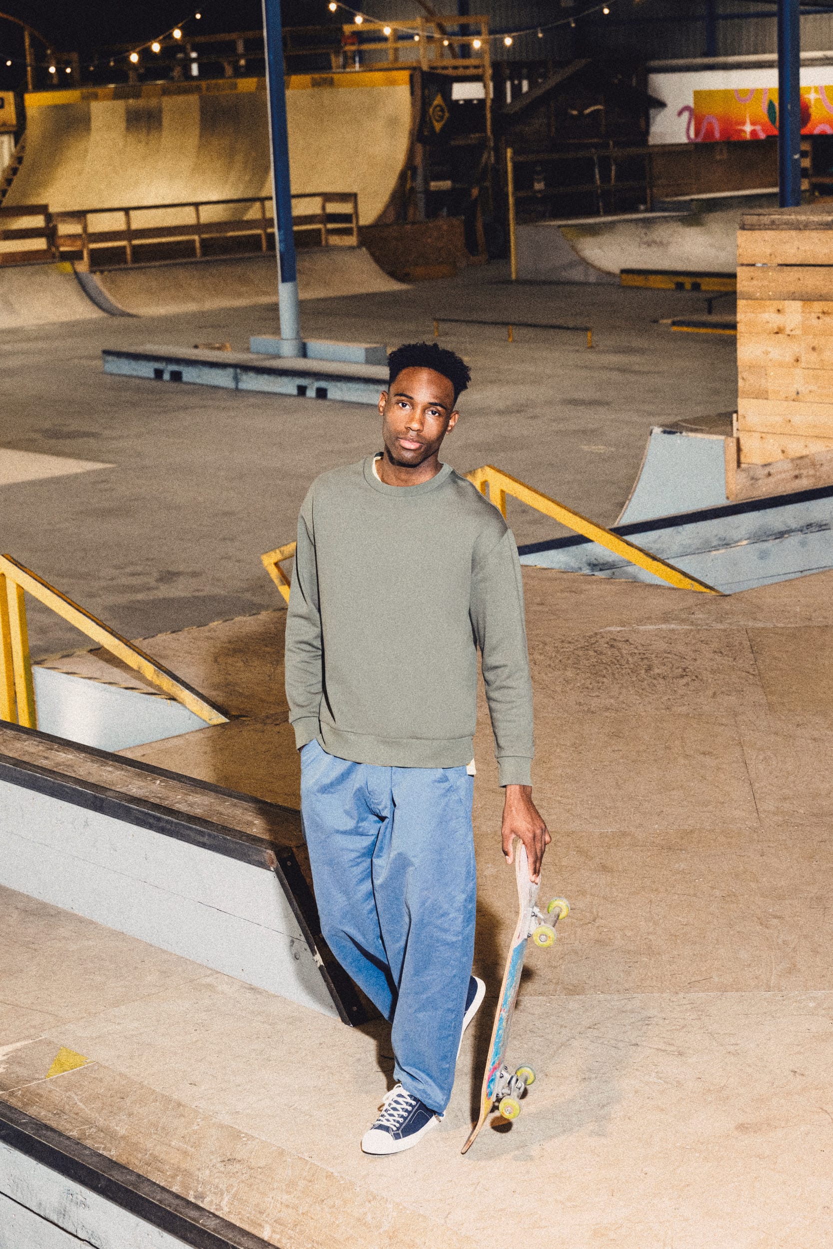 Umweltfreundliches Unisex Sweatshirt mit Rundhalsausschnitt und hängenden Schultern aus gebürstetem Molton