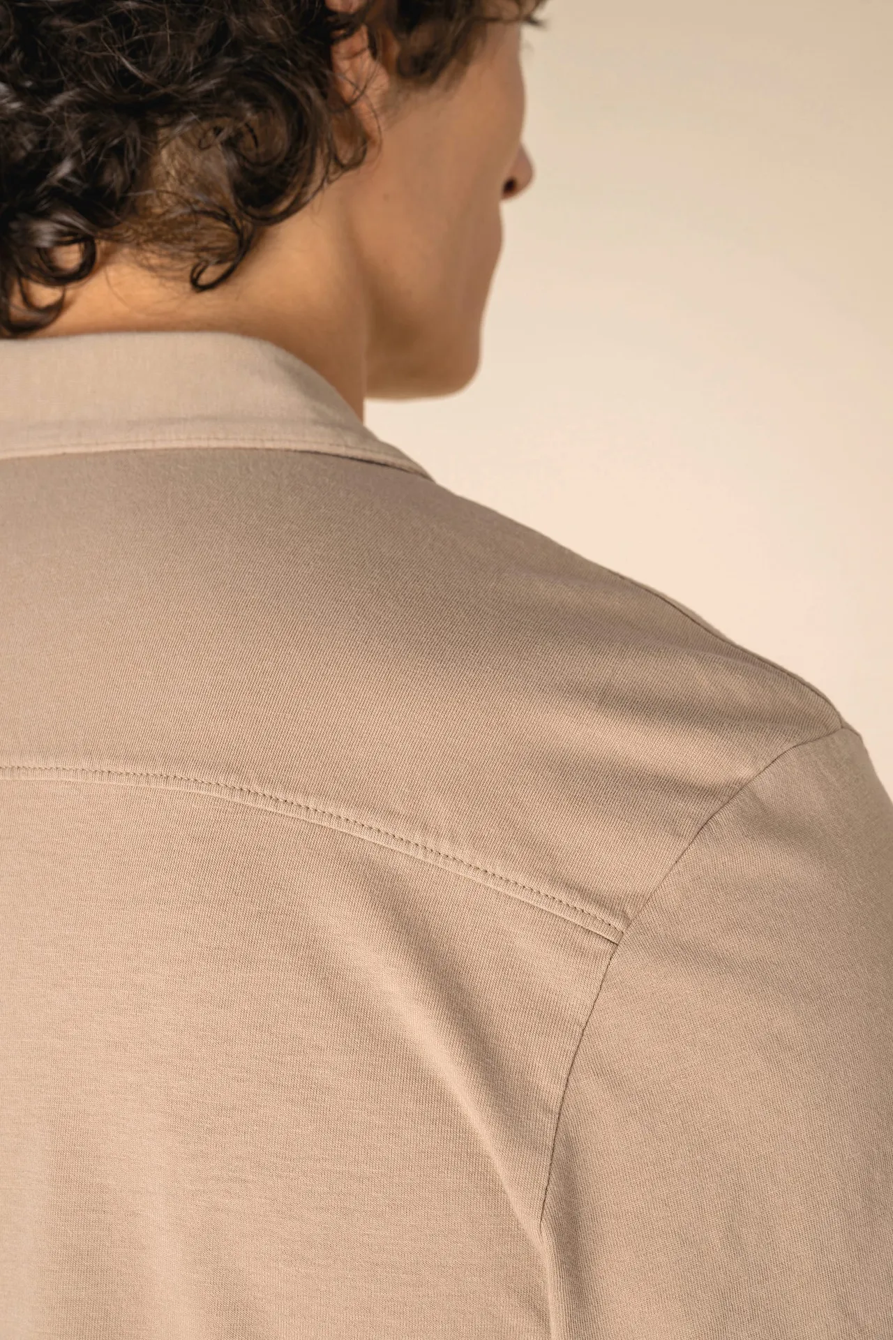 Umweltfreundliches ausgewaschenes Jersey-Herrenhemd mit kurzen Ärmeln und Bowling-Kragen