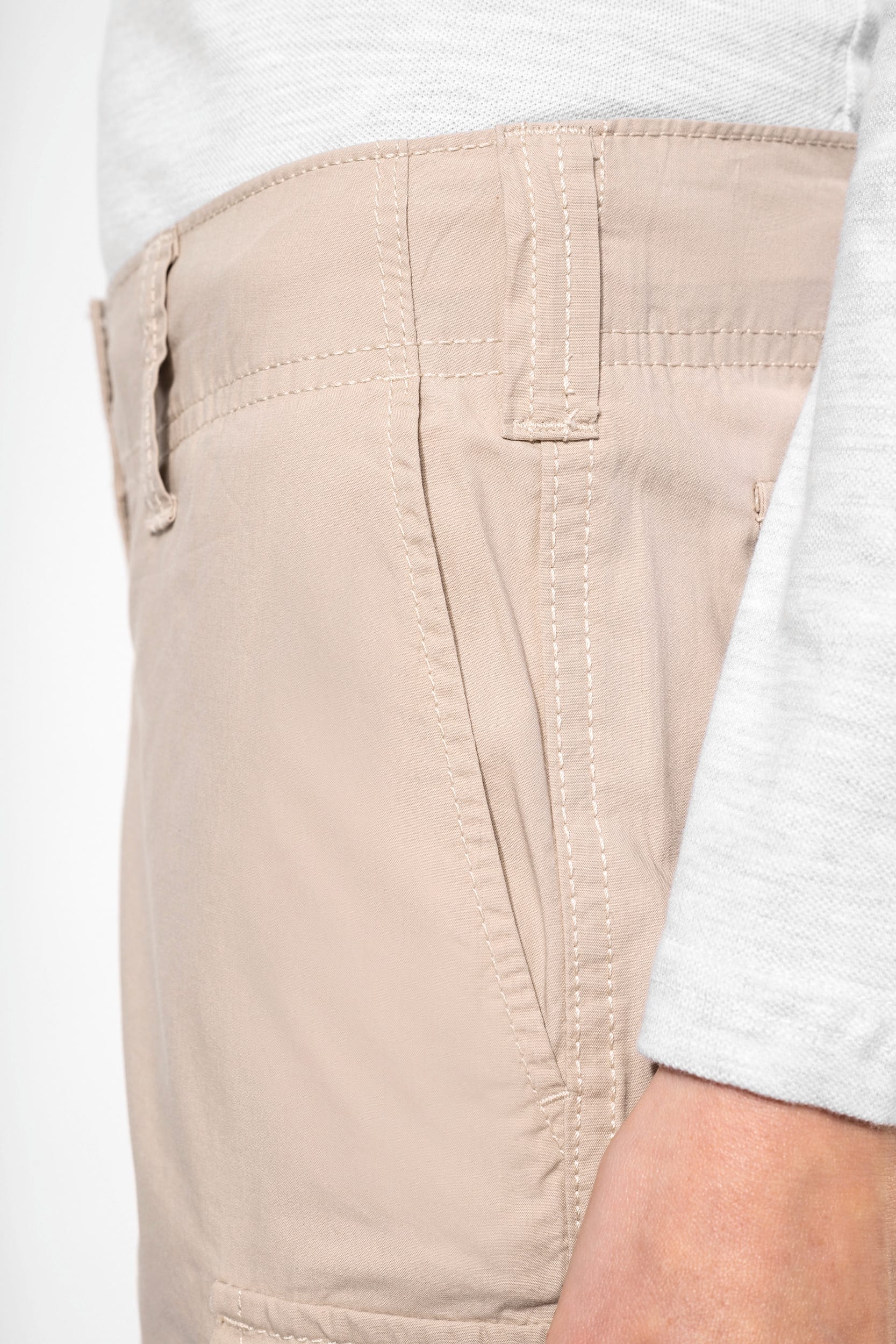 Leichte Bermuda-Shorts für Damen mit mehreren Taschen