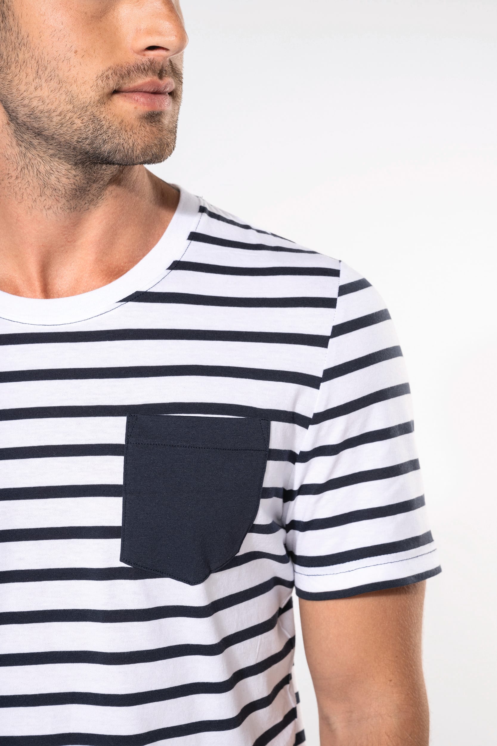 Gestreiftes Kurzarm-T-Shirt im Marine-Stil mit Tasche