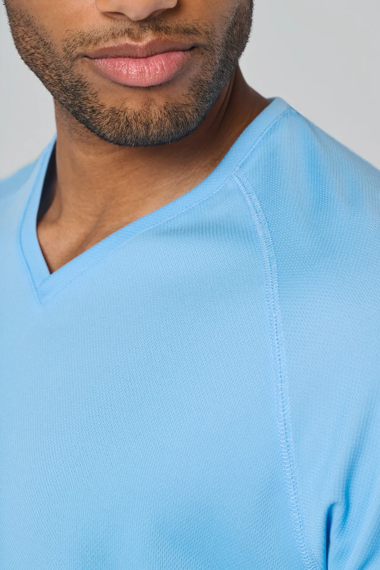 Herren Kurzarm-Sportshirt mit V-Ausschnitt